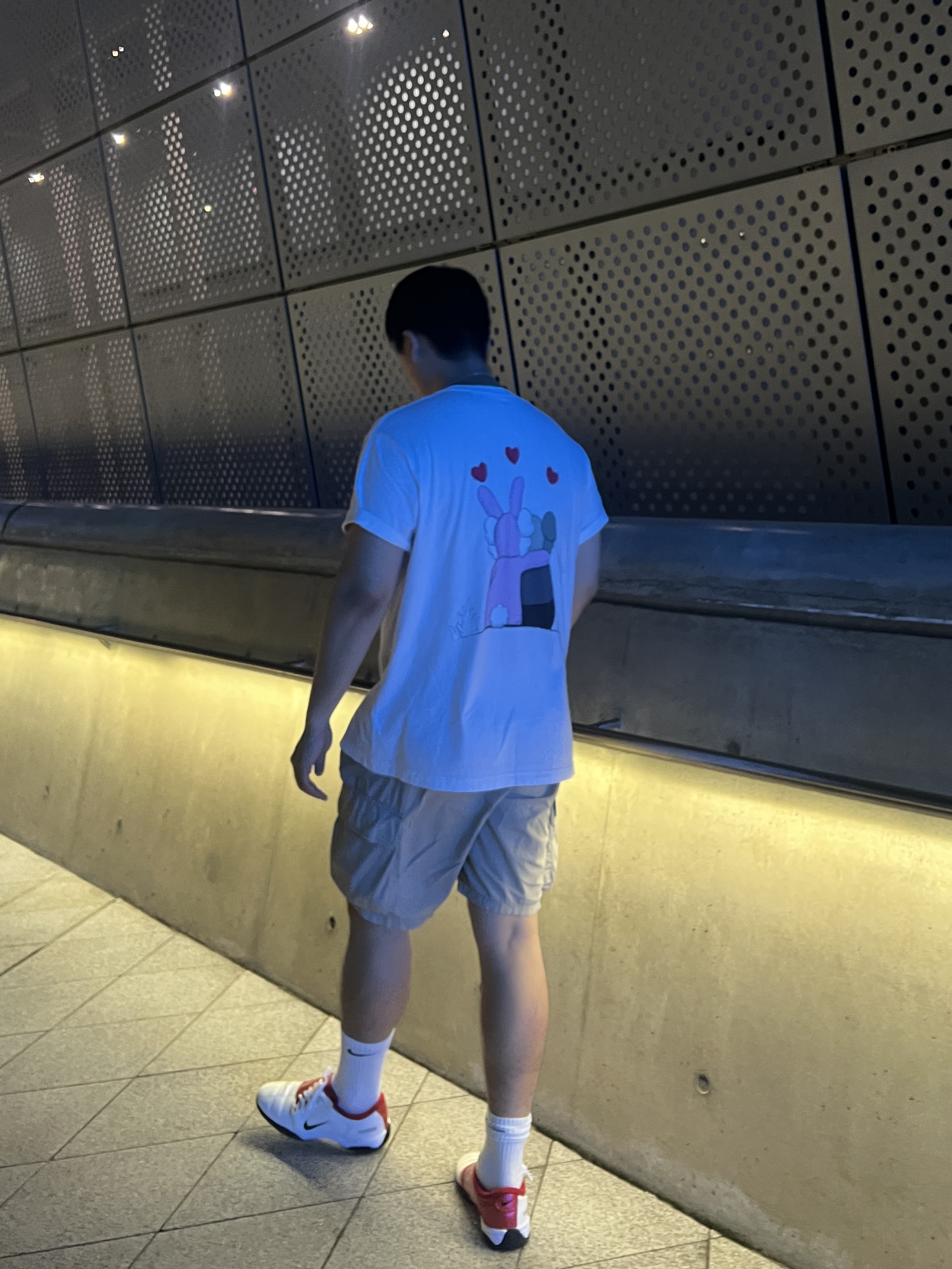Nike Total 90 III SP White Gym Red, Uniqlo UT x Kaws x Warhol S/S Graphic T-Shirt B White 착용 스타일 - 1