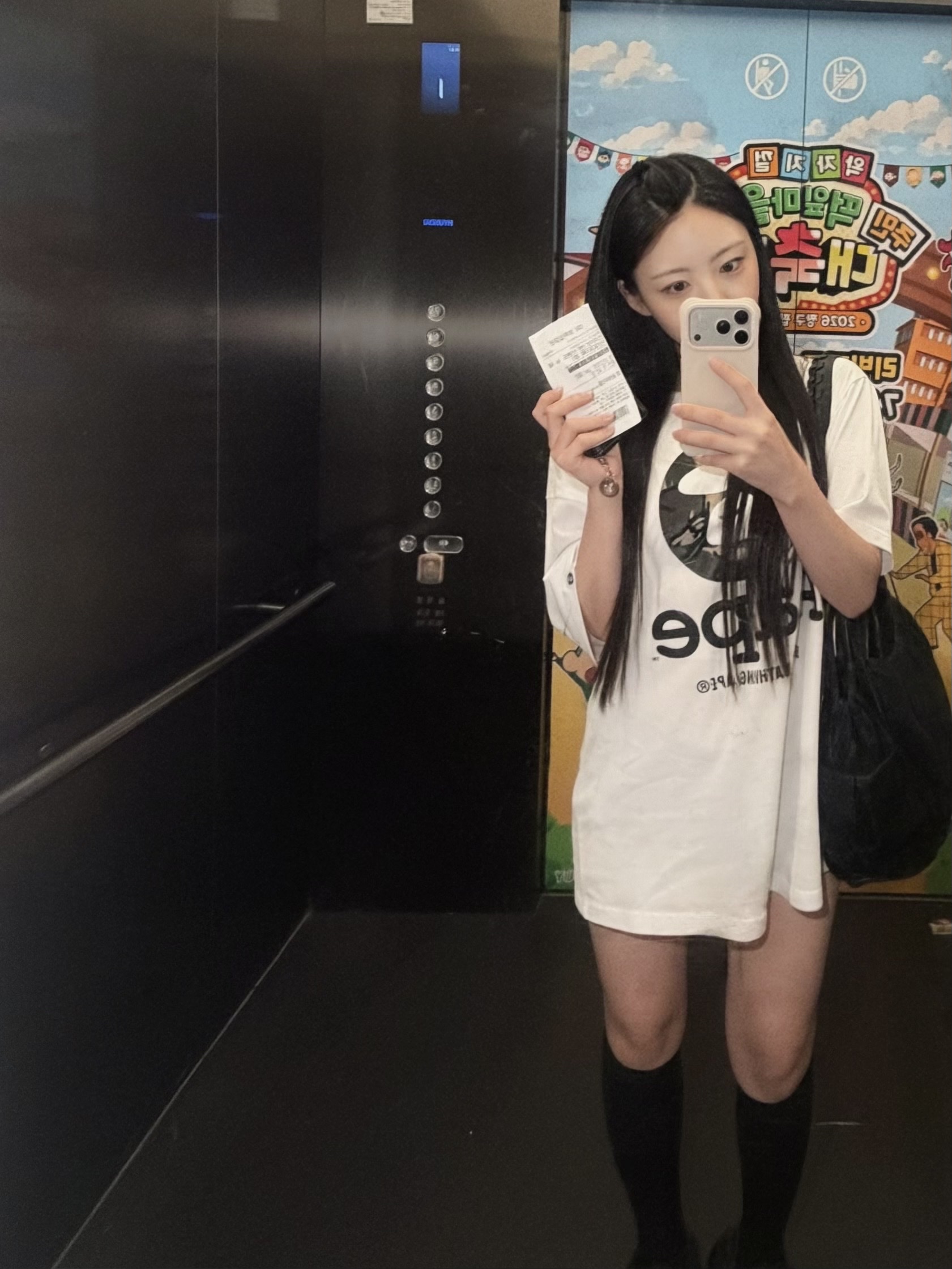 Apple iPhone 17 Pro 256GB Silver, AAPE Universe Moon Face Logo SS Tee White - 26SS 착용 스타일