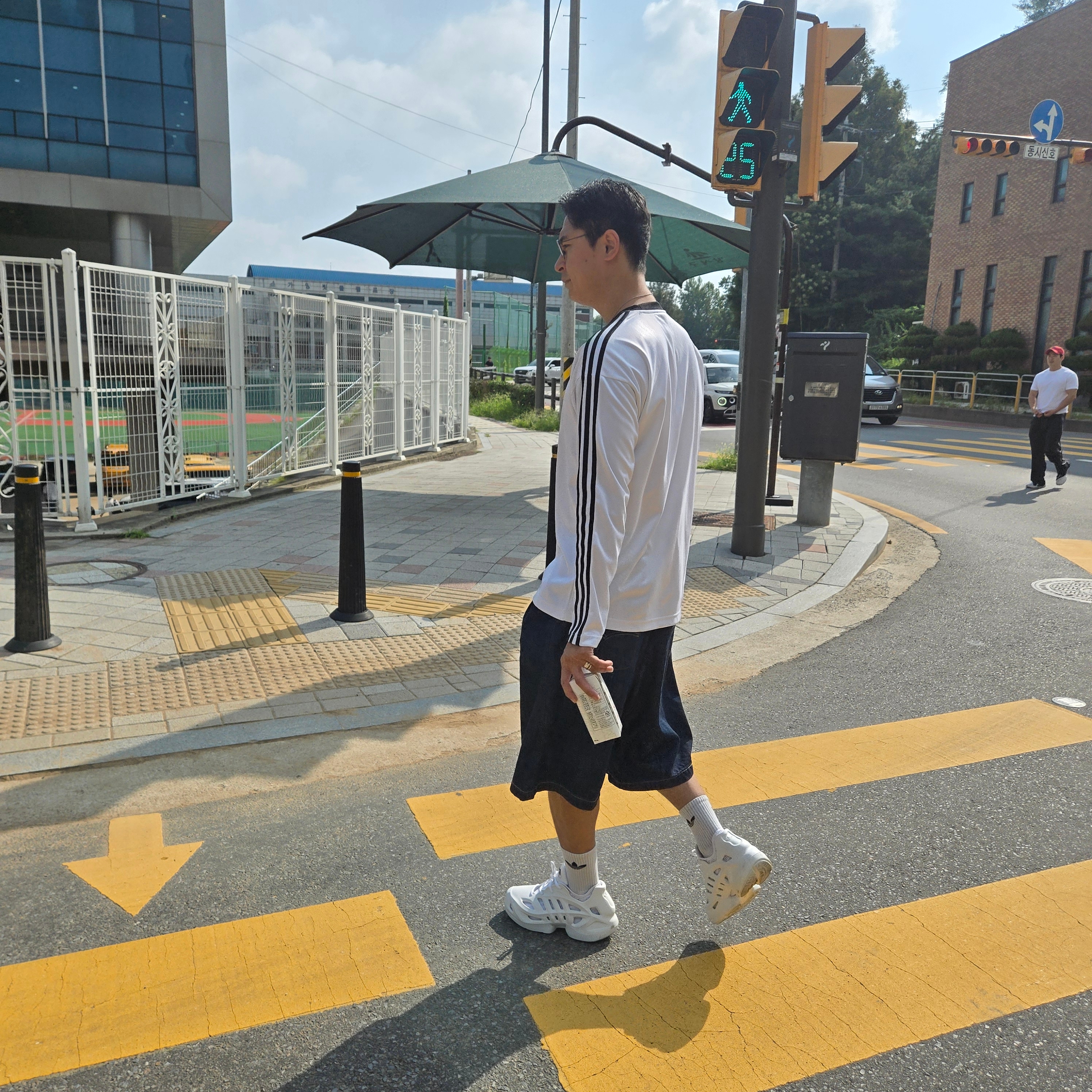 Levi's x Jordan Baggy Shorts Indigo, Adidas Adifom Climacool Crystal White 착용 스타일 - 1