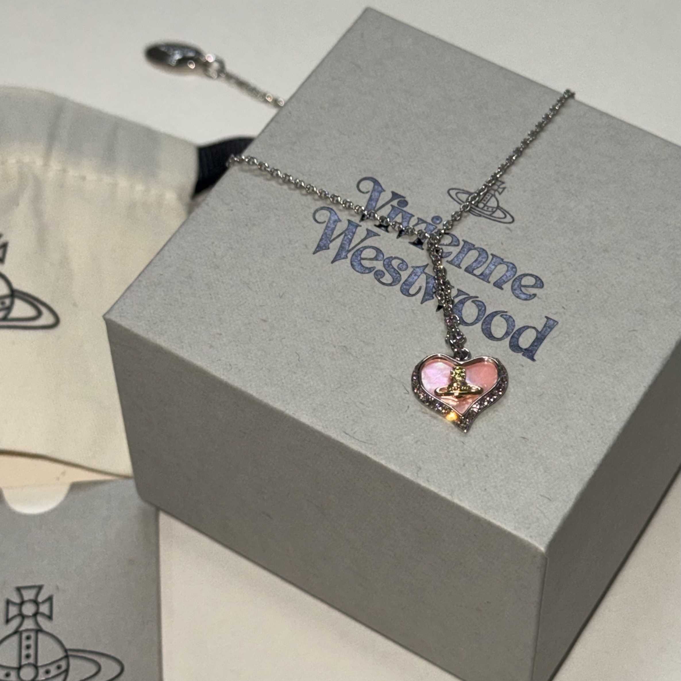 Vivienne Westwood Petra Pendant Necklace Platinum Gold Coral 착용 스타일