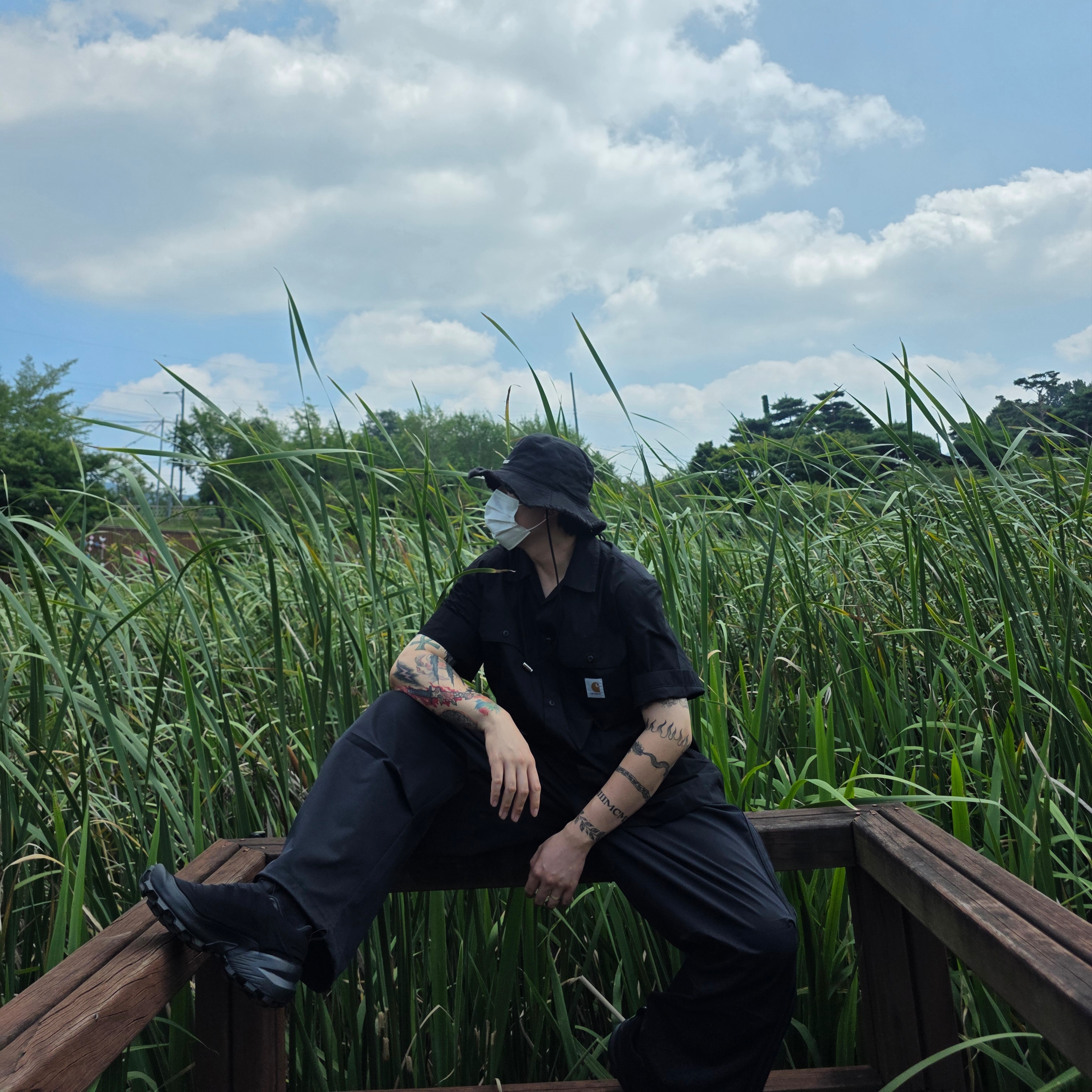 Salomon x MM6 Maison Margiela Cross Dust Black Asphalt, Carhartt WIP Craft Short Sleeve Shirt Black 착용 스타일 - 3