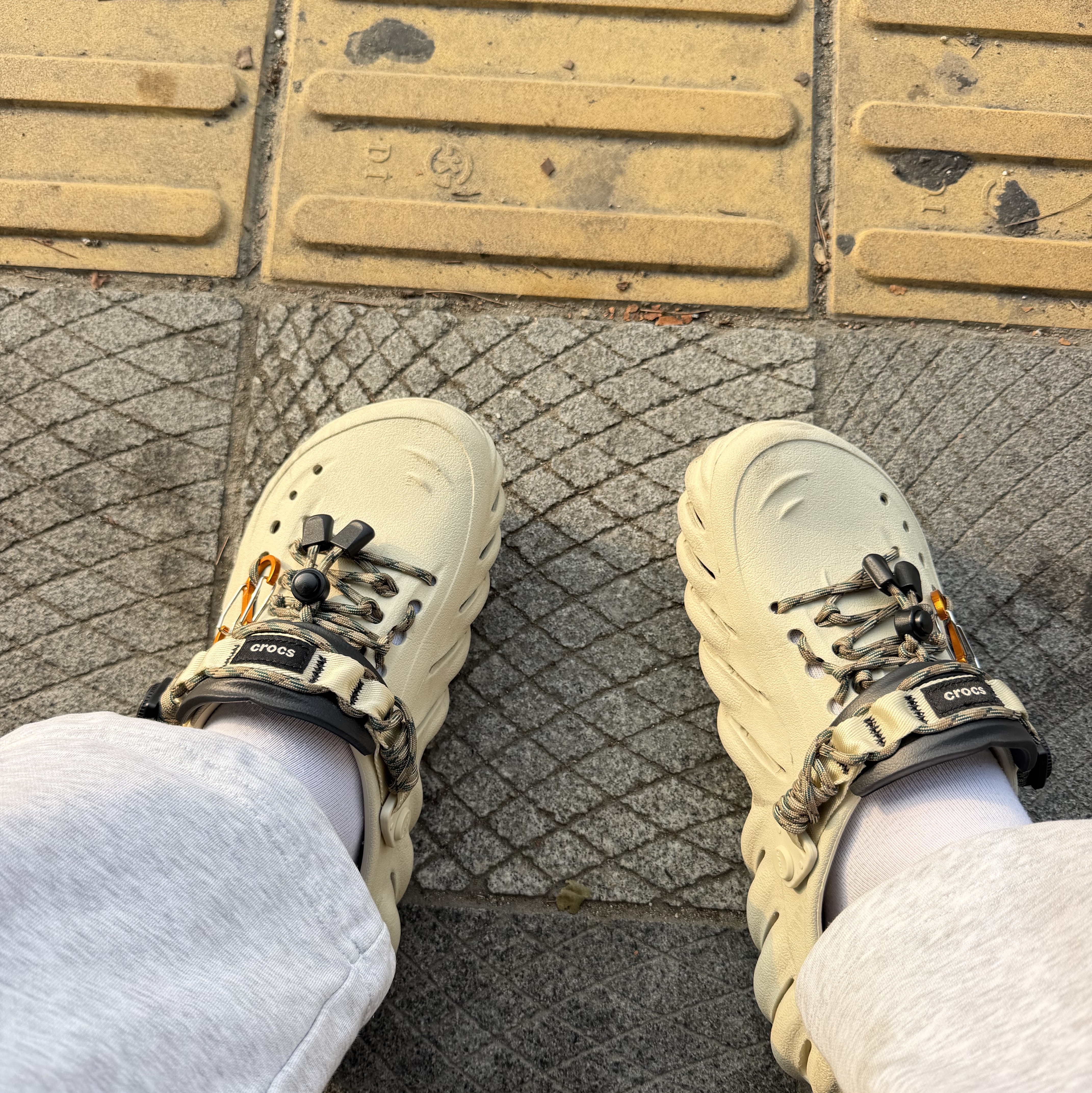 Crocs Echo Clog Bone Black 착용 스타일