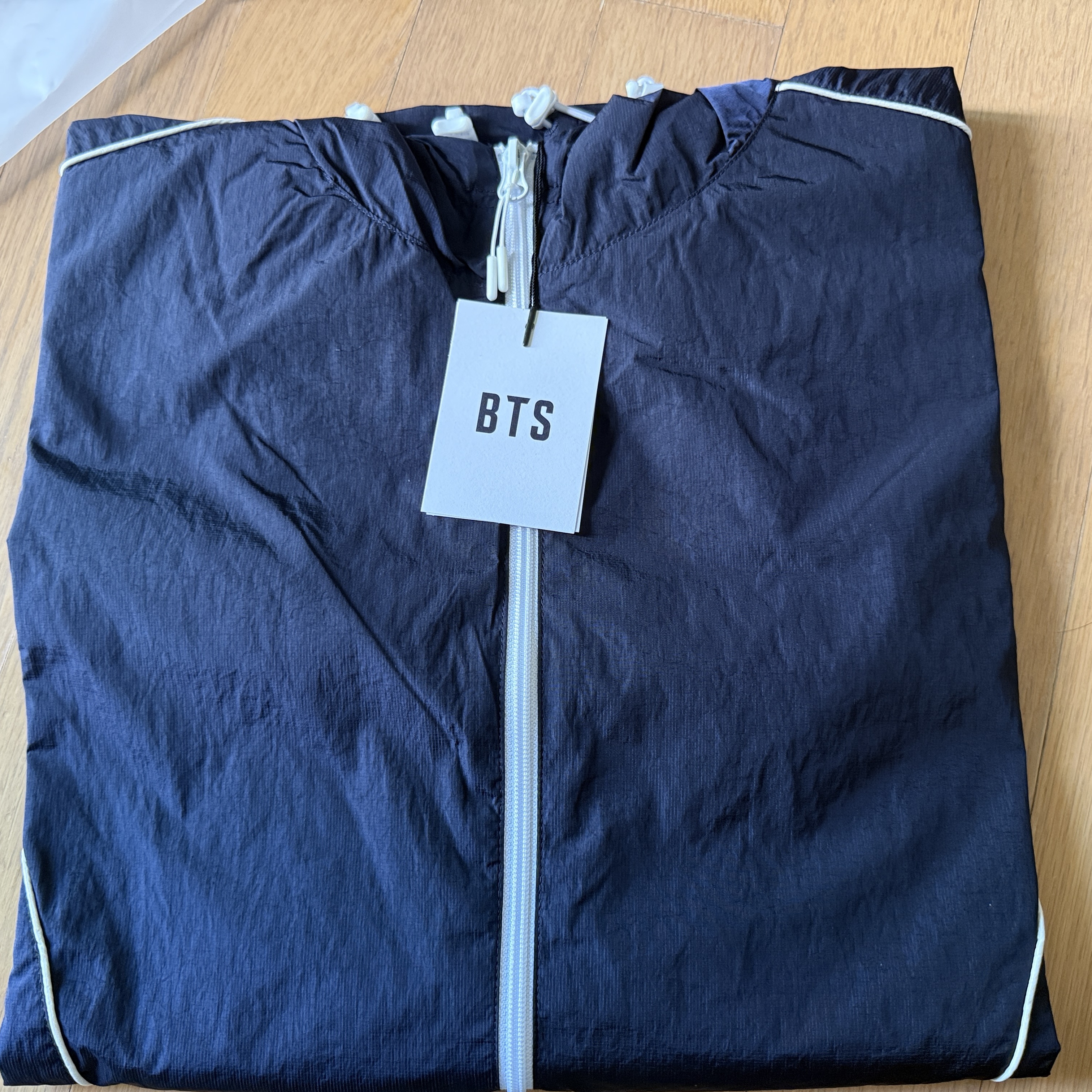 BTS Dive Wind Jacket Navy 착용 스타일 - 2