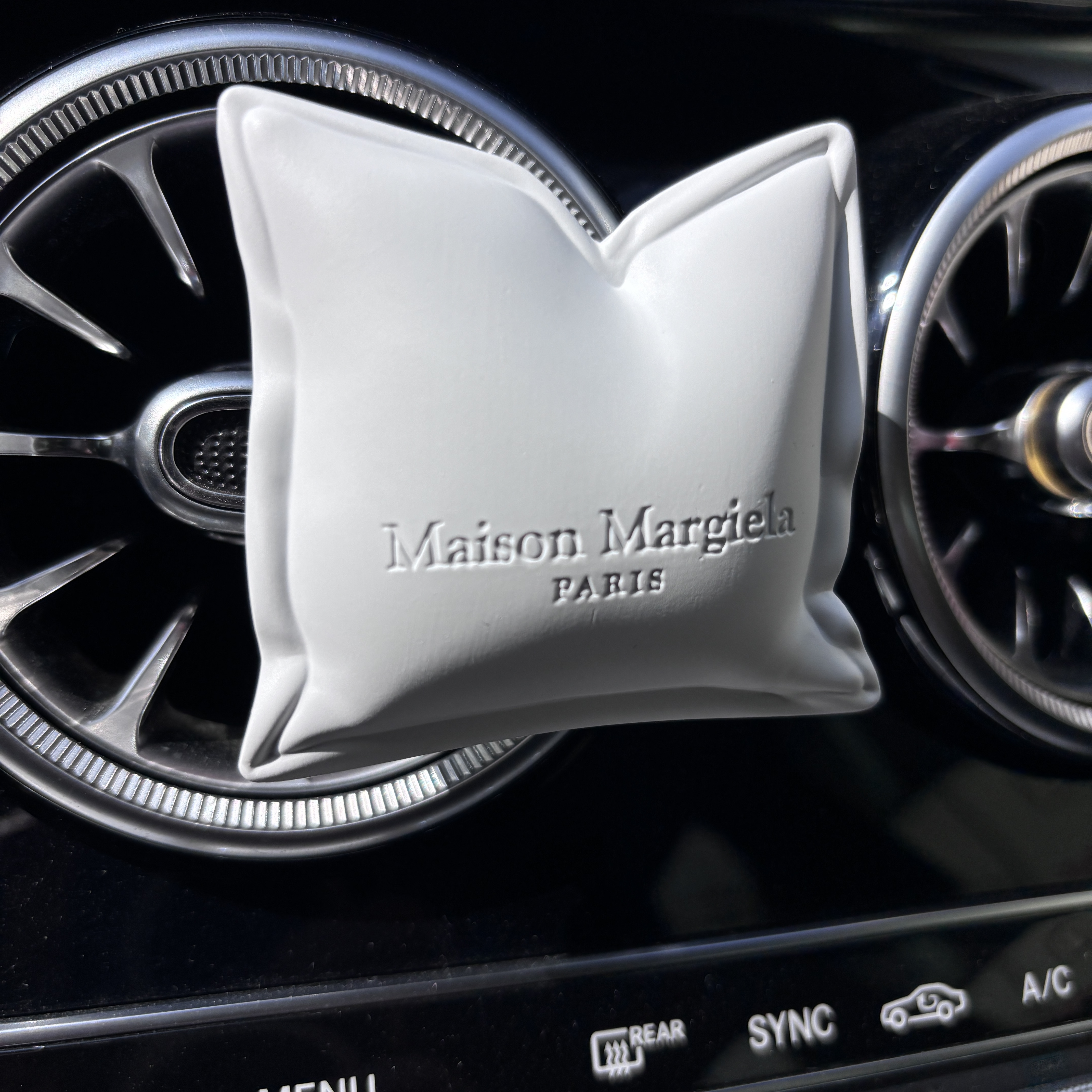 [사은품 이벤트] MAISON MARGIELA REPLICA LAZY SUNDAY MORNING CAR DIFFUSER 착용 스타일