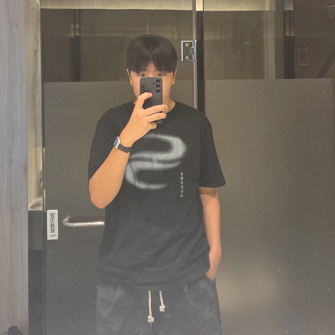 AMOU Camo One Tuck Bermuda Pants Charcoal 착용 스타일
