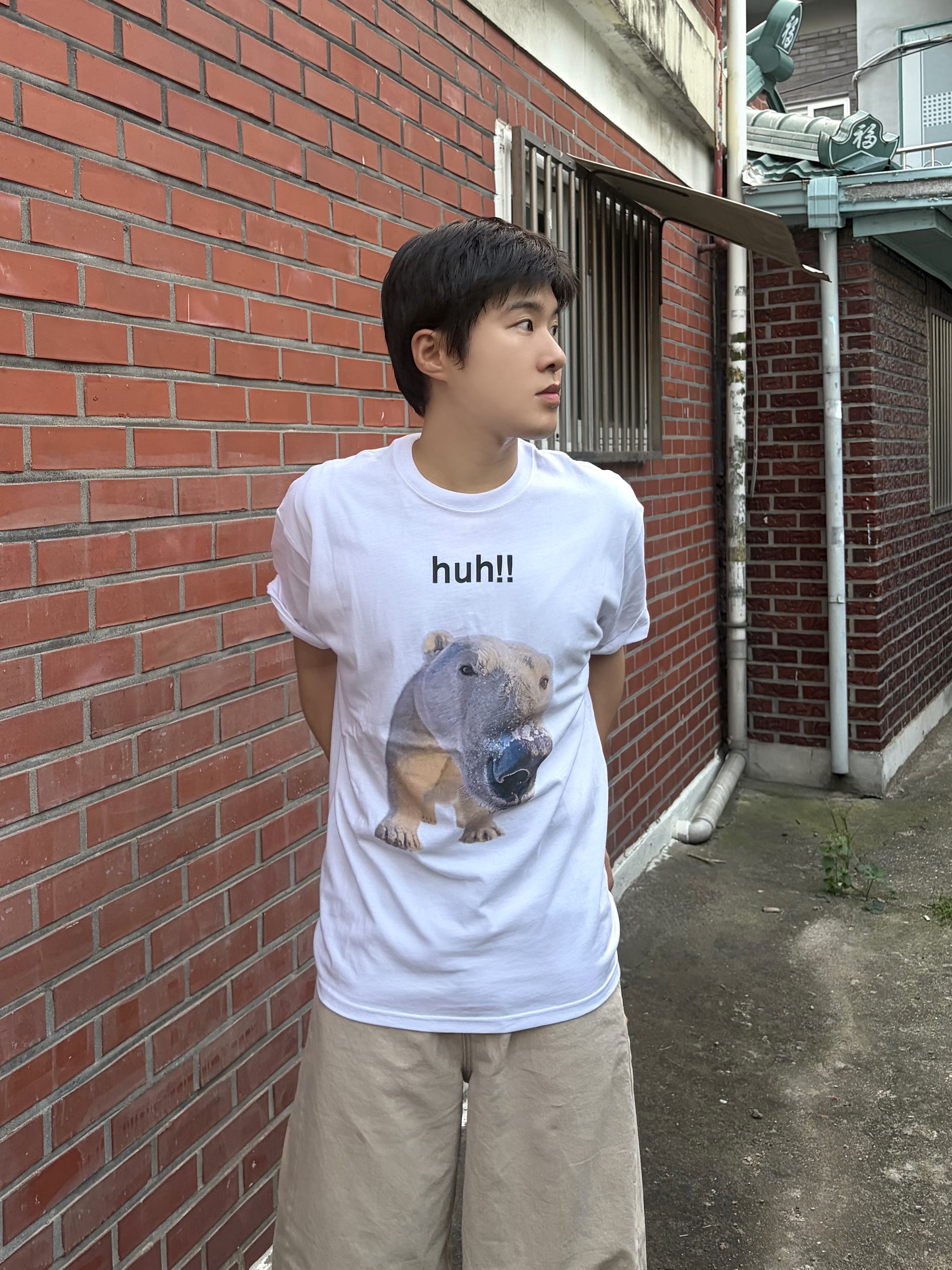 Suade Huh Tee White, noun Wide Curved Denim Pants Sand Beige 착용 스타일 - 1