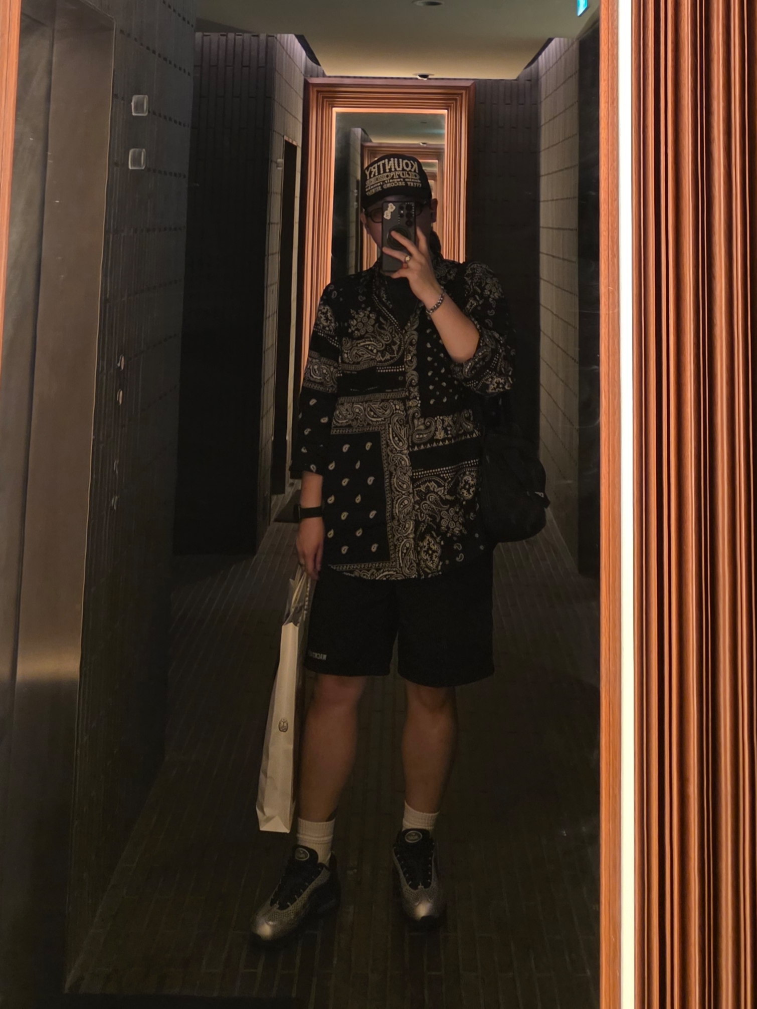 Kapital Kountry Pearl Clutcher Truck Cap Grey Black, Kapital Rat Brand Bandana Patchwork Pattern Raglan Shirt in Gauze Black 착용 스타일 - 1