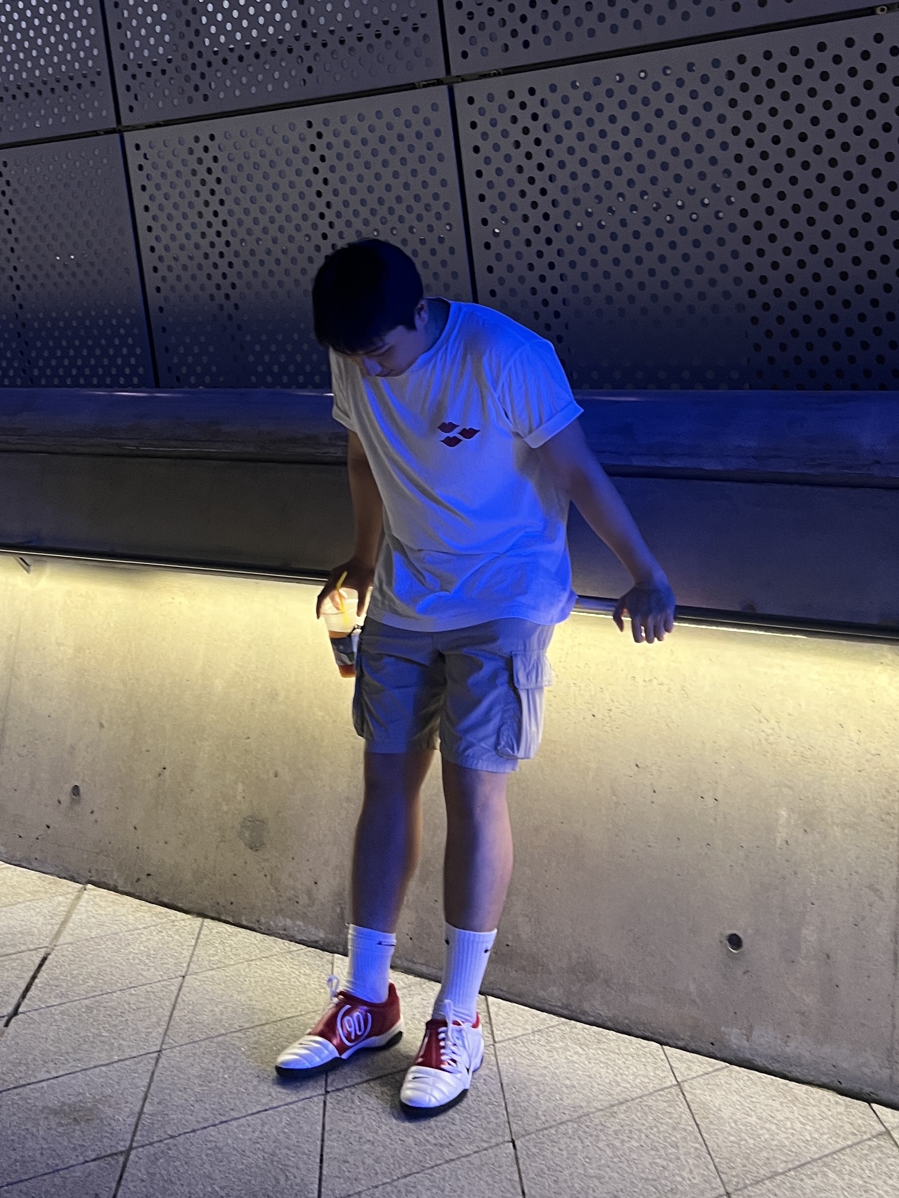 Nike Total 90 III SP White Gym Red, Uniqlo UT x Kaws x Warhol S/S Graphic T-Shirt B White 착용 스타일 - 2
