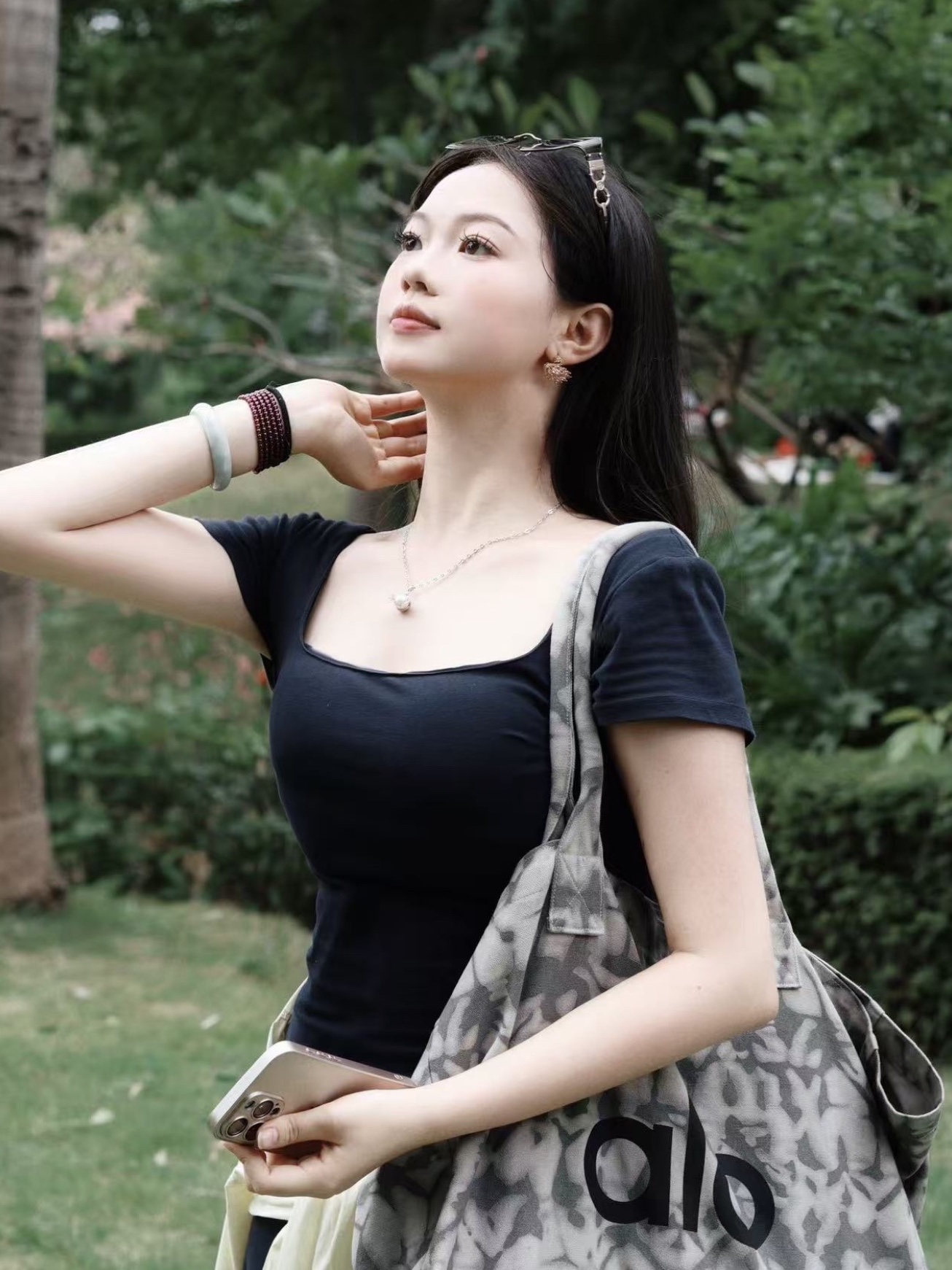 Alo Yoga Iconic Shopper Tote Bag Grey Tiedye 착용 스타일 - 2