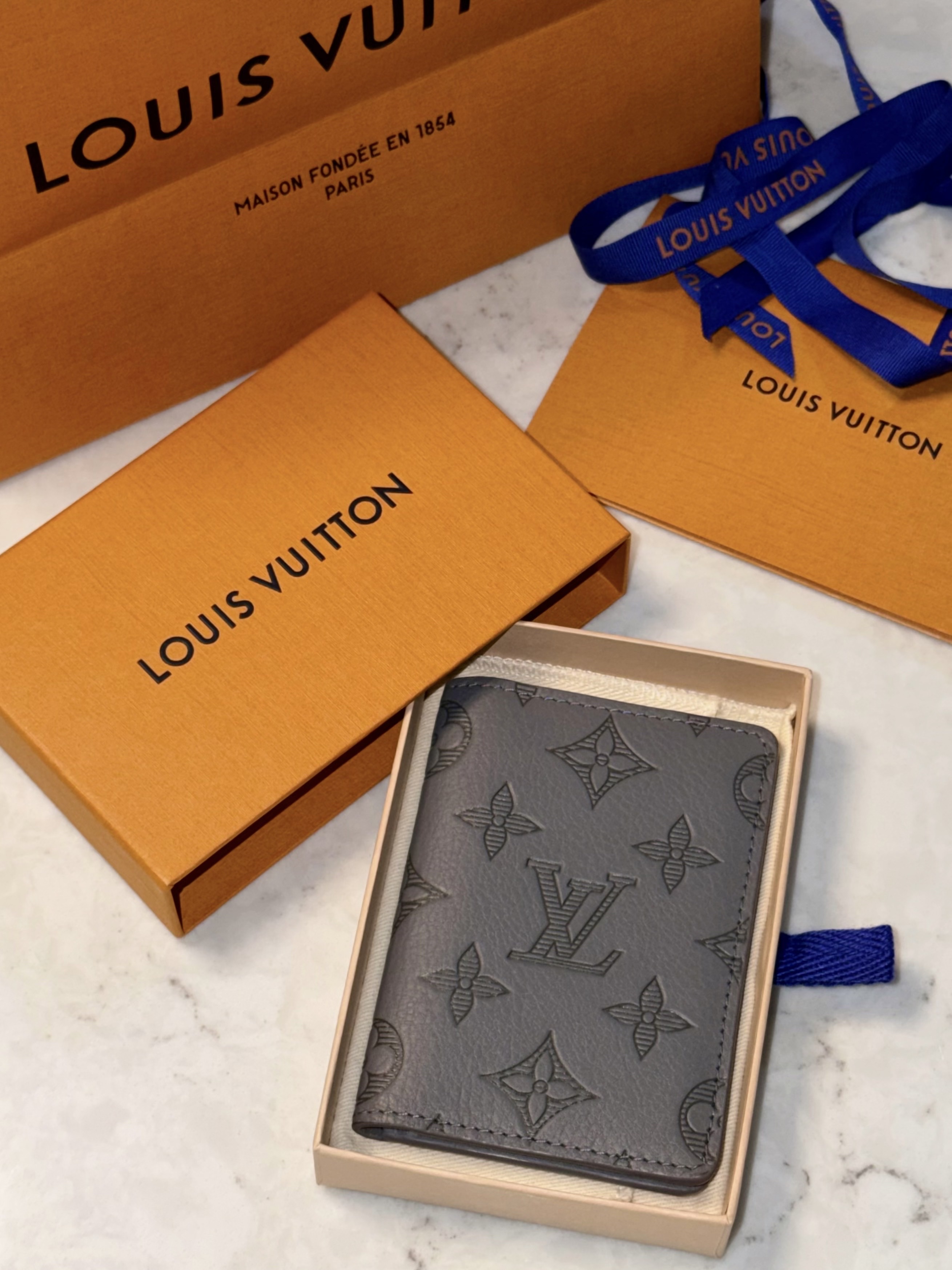 Louis Vuitton Pocket Organizer Monogram Shadow Anthracite Gray 착용 스타일