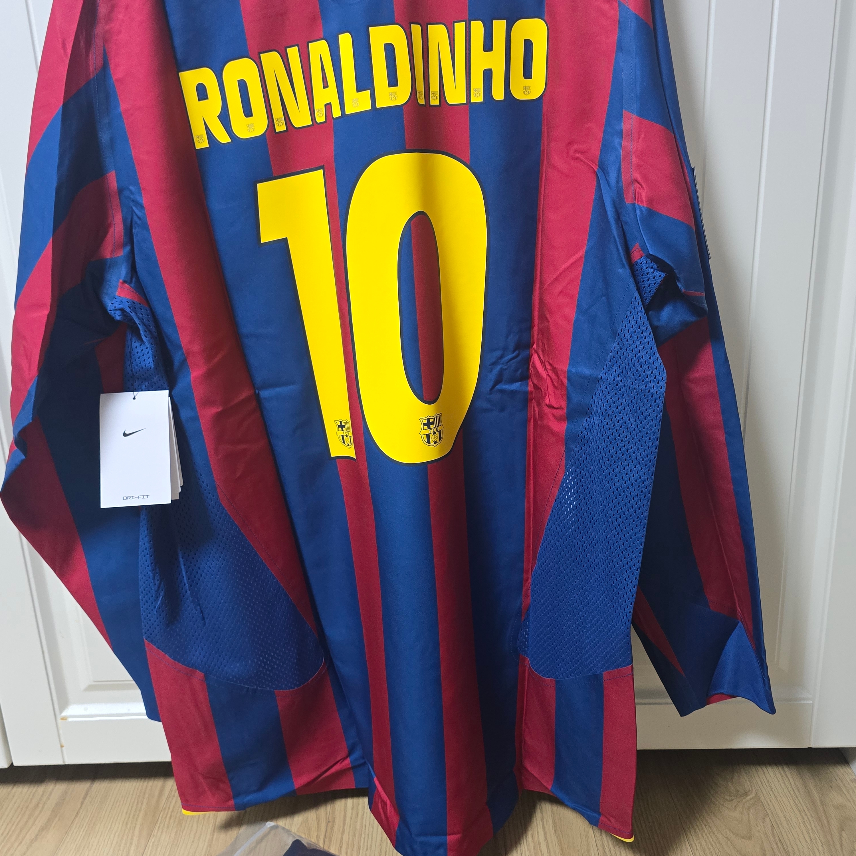 Nike FC Barcelona 2005/06 Retro Soccer Replica Long-Sleeve Jersey (HQ1461-471) (Non Marking Ver.) 착용 스타일 - 2