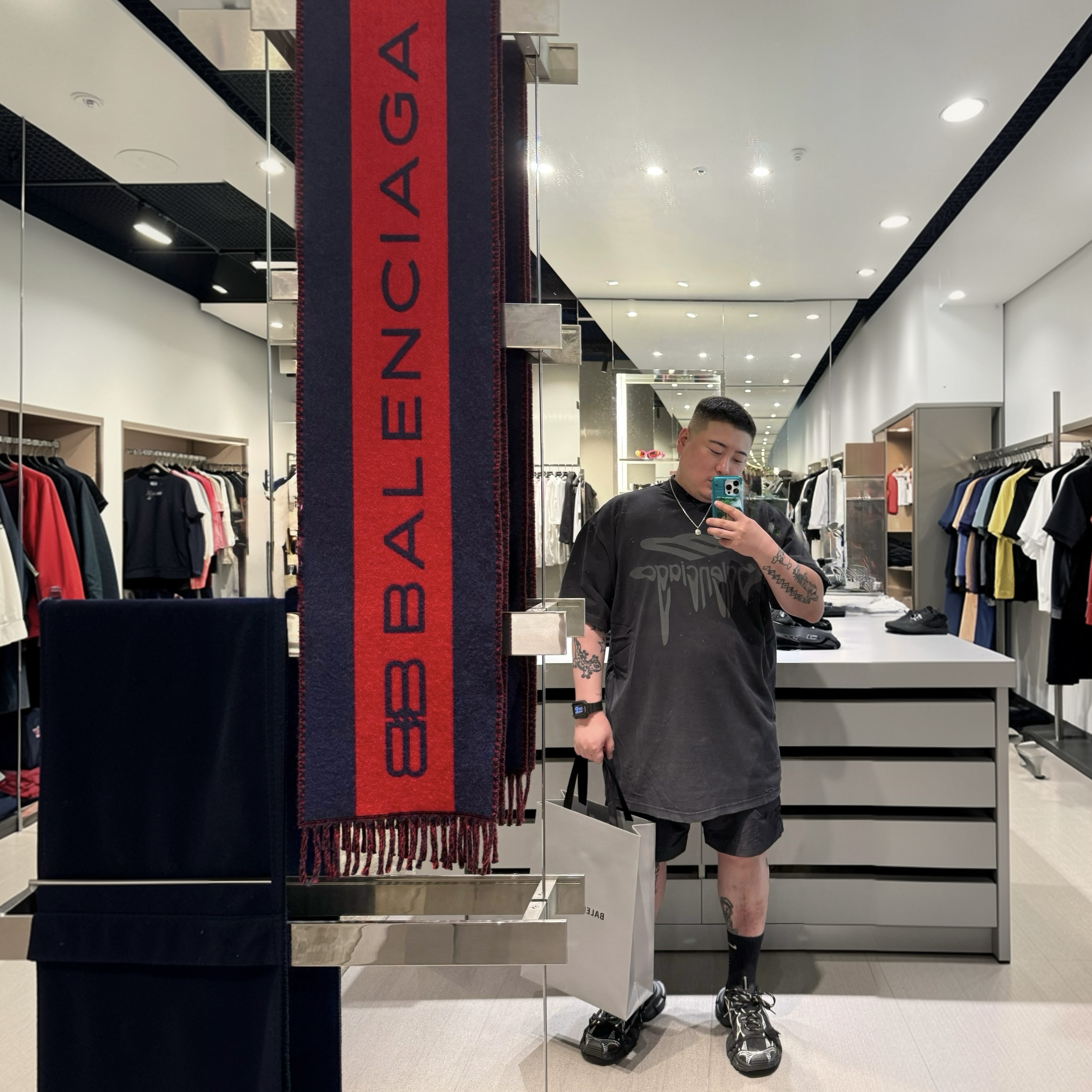 Balenciaga 3B Liquified Oversized T-Shirt Black Grey 착용 스타일