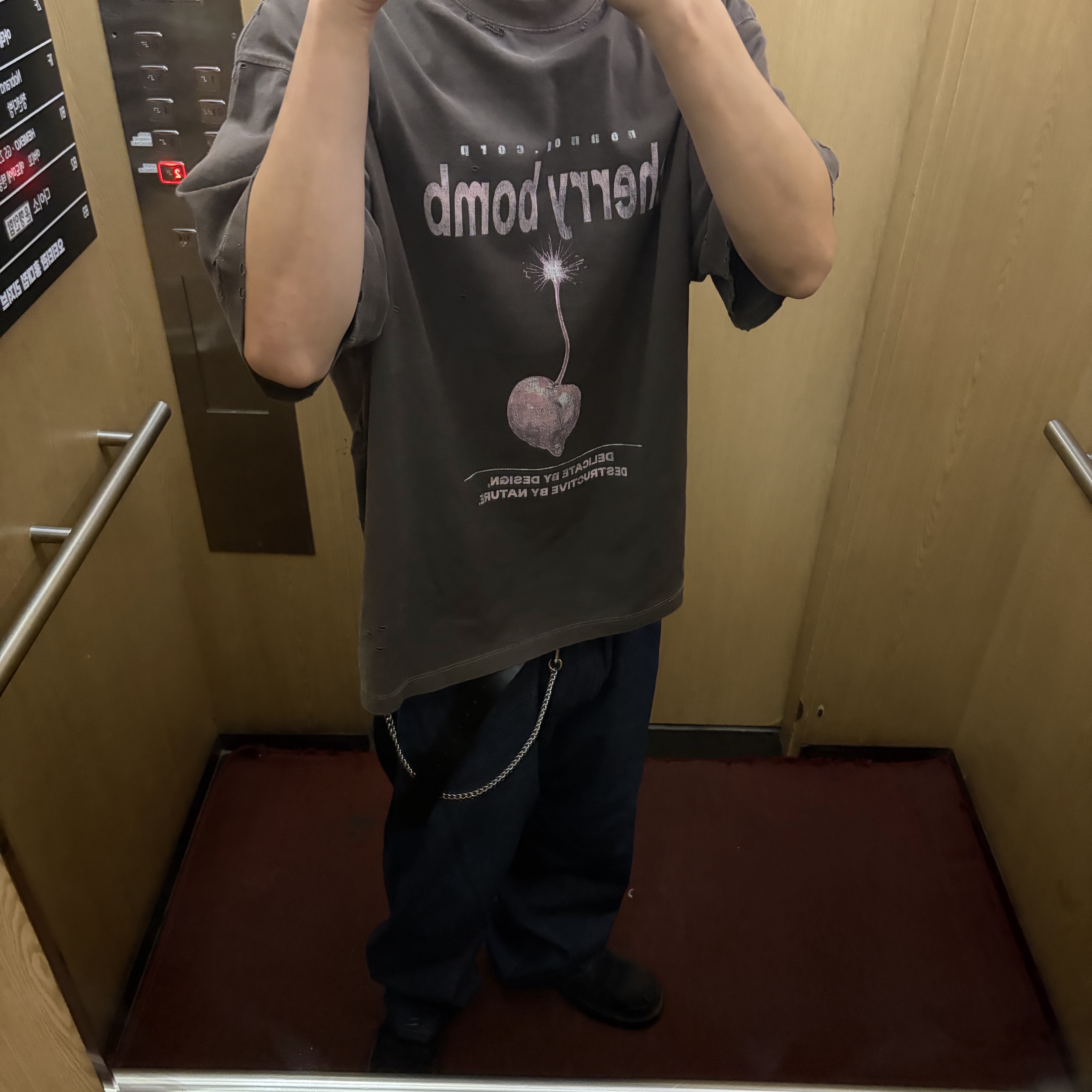 Nonnod Puckering Cherry bomb T-shirt Brown 착용 스타일