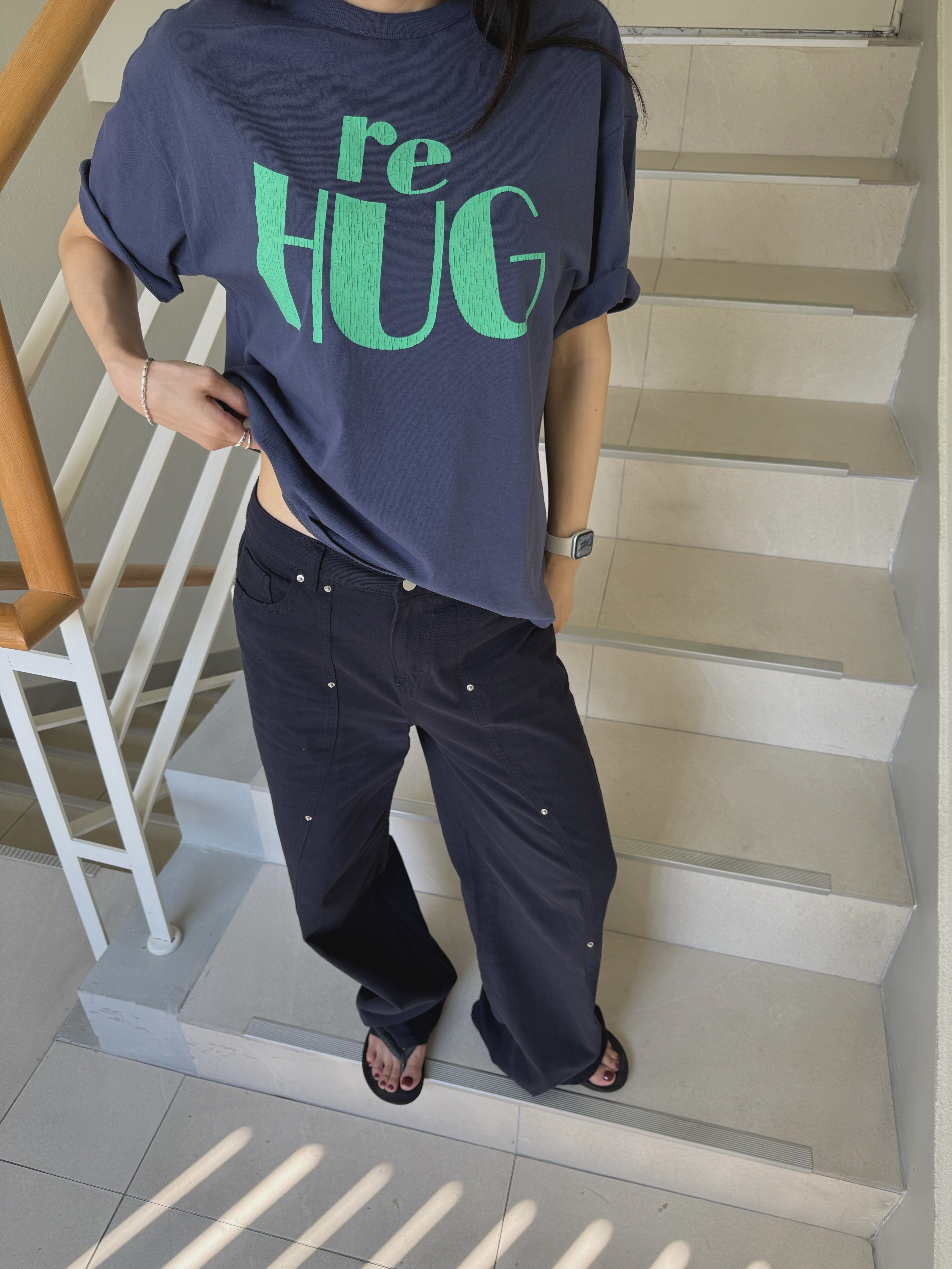 UNIVERSE GARMENT UNIVERSE SIGN LONG BILL WASHING CAP Charcoal Grey, UNIVERSE GARMENT RE HUG Crack T-Shirt Navy 착용 스타일 - 3