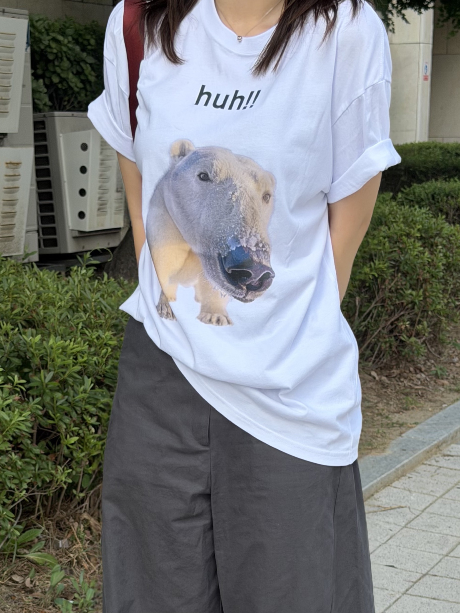 Suade Huh Tee White 착용 스타일 - 2