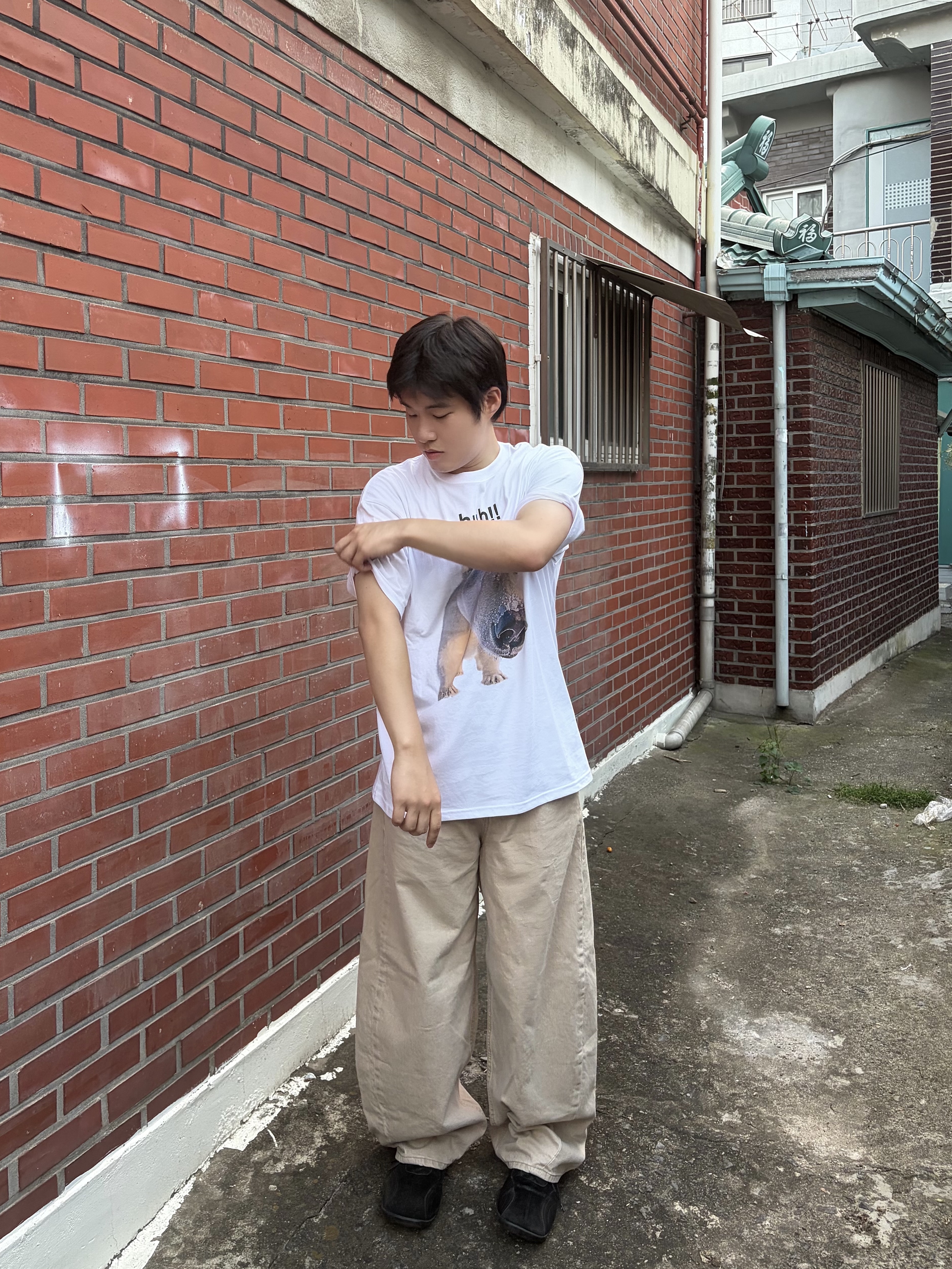 Suade Huh Tee White, noun Wide Curved Denim Pants Sand Beige 착용 스타일 - 3