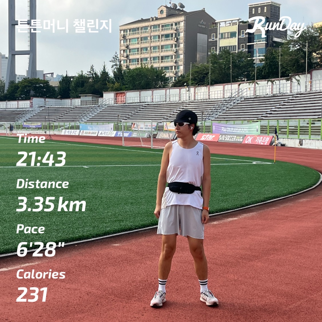 Oakley Eye Jacket Redux Polished White Frame Prizm Black Lenses High Bridge Fit, ARC Basic Running Belt Black 착용 스타일