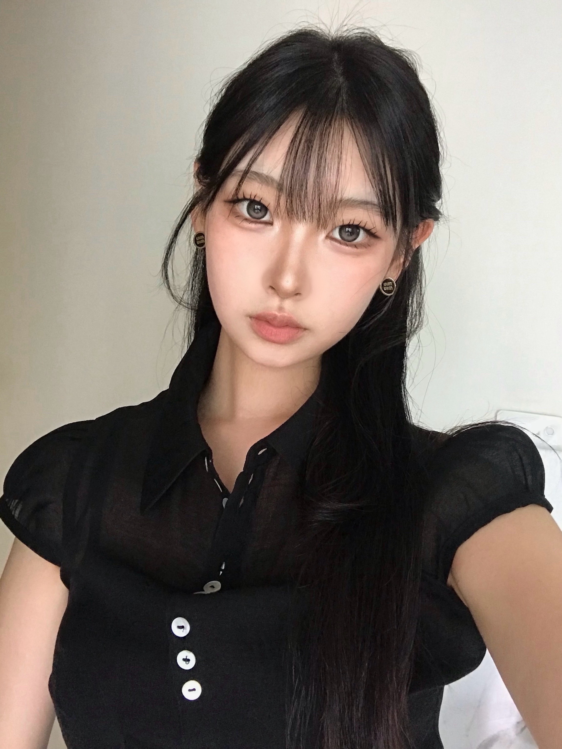 (W) Miu Miu Enameled Metal Earrings Black 착용 스타일