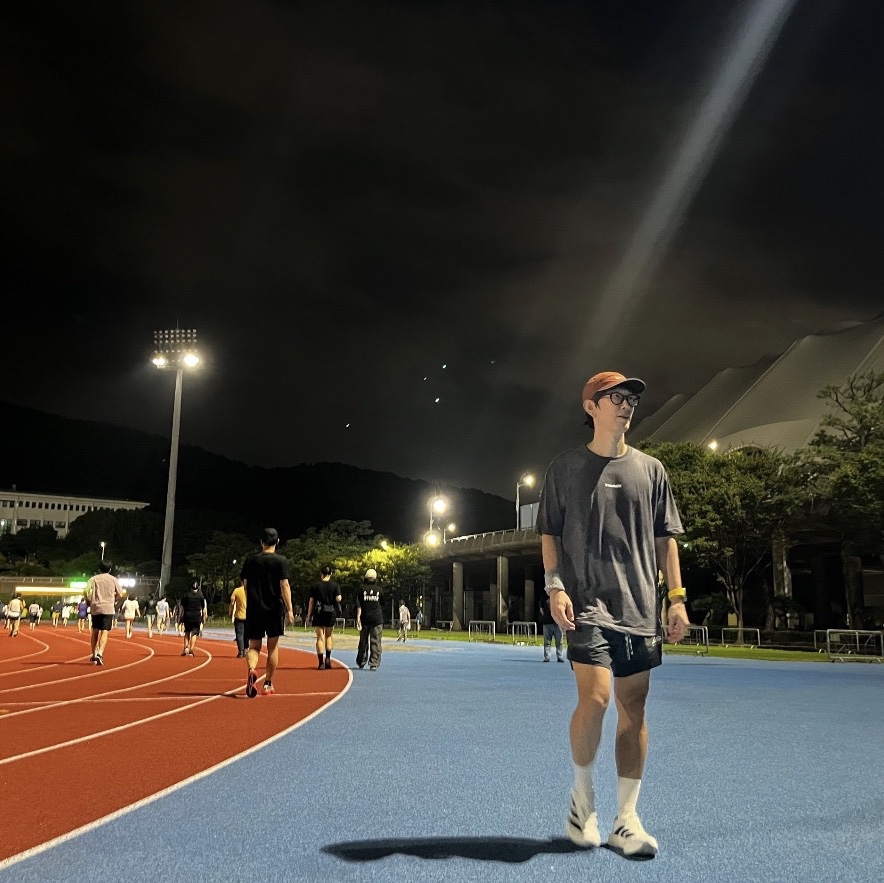 Adidas Adizero EVO SL Cloud White Core Black, Nike Dri-Fit ADV Fly Unstructured Reflective Design Cap Bright Crimson Anthracite 착용 스타일
