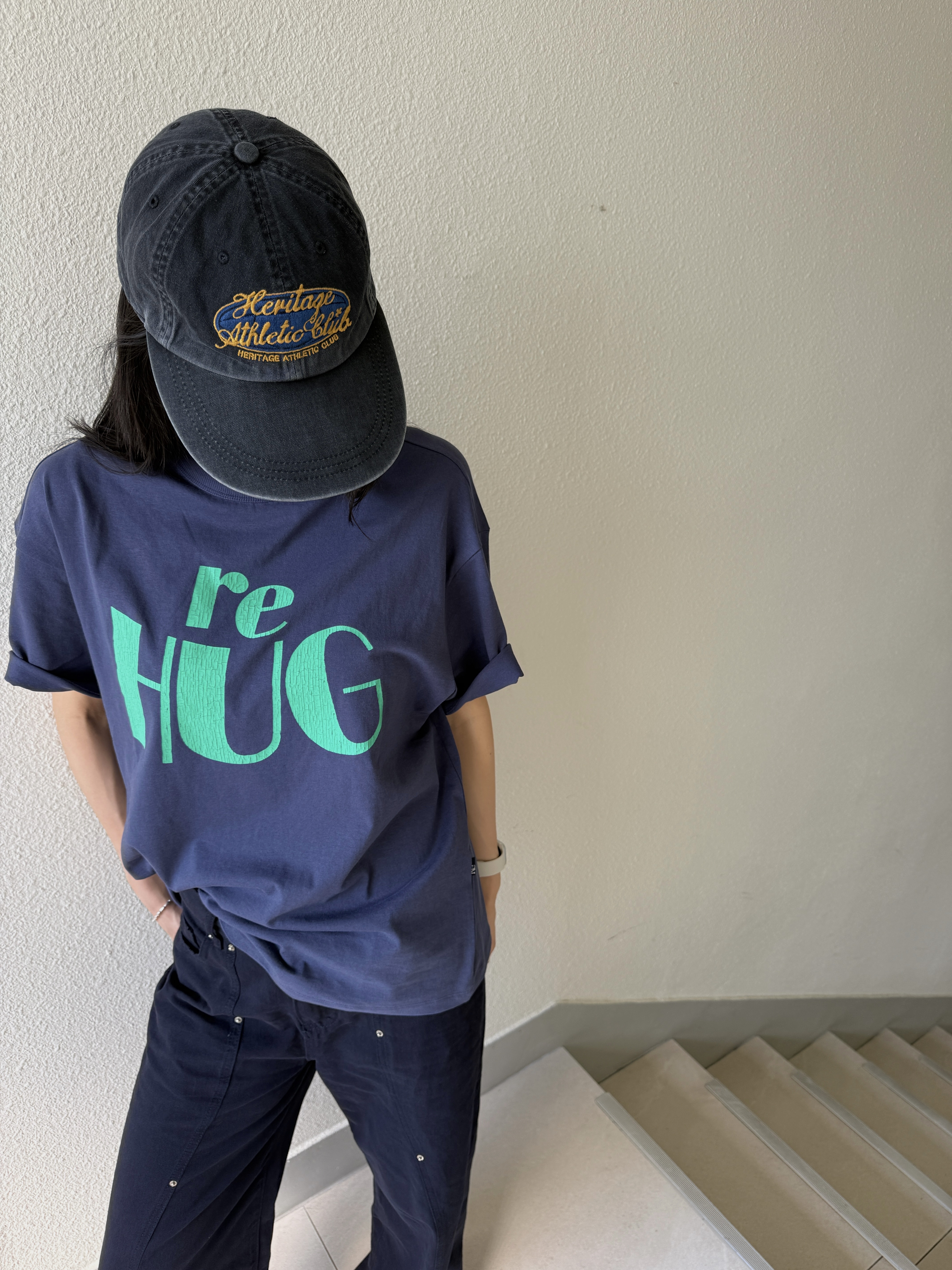 UNIVERSE GARMENT UNIVERSE SIGN LONG BILL WASHING CAP Charcoal Grey, UNIVERSE GARMENT RE HUG Crack T-Shirt Navy 착용 스타일 - 4