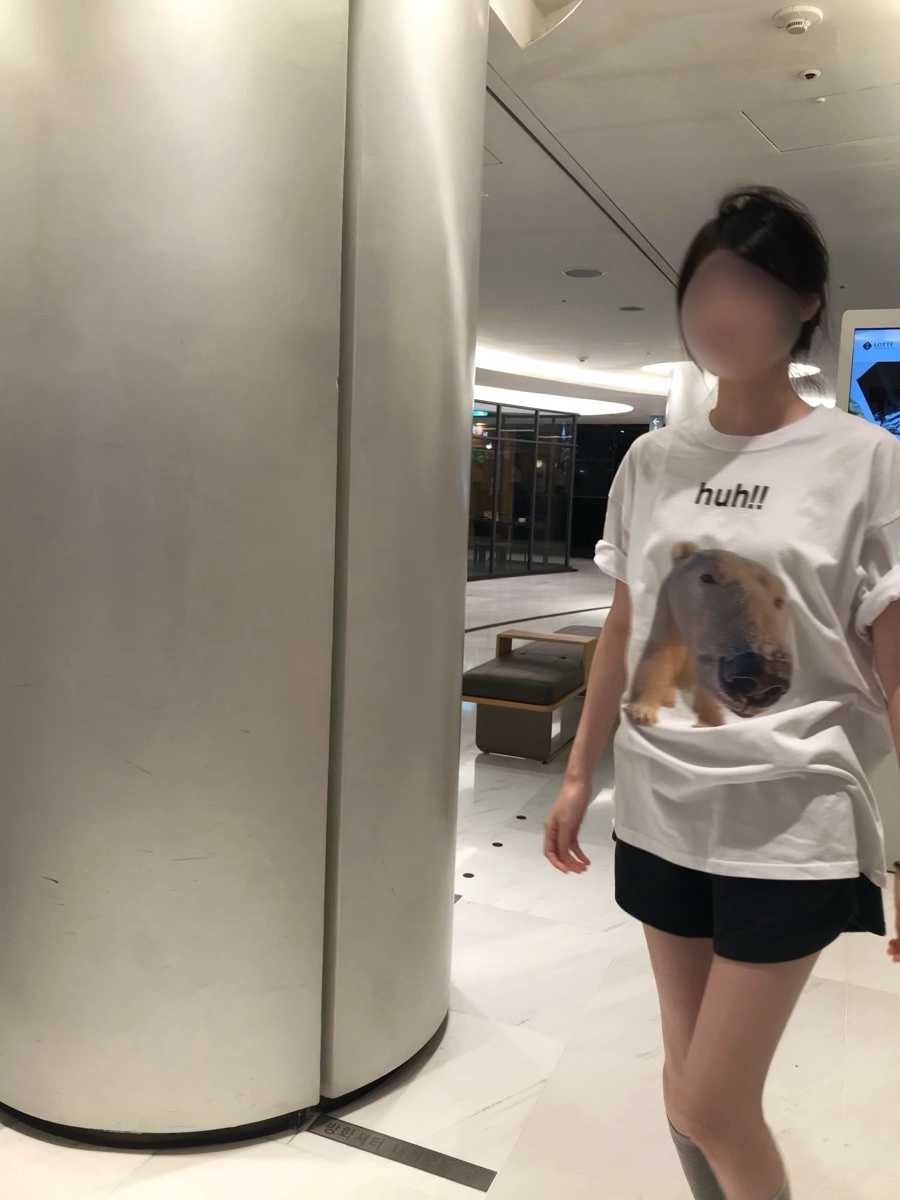 Suade Huh Tee White 착용 스타일 - 1