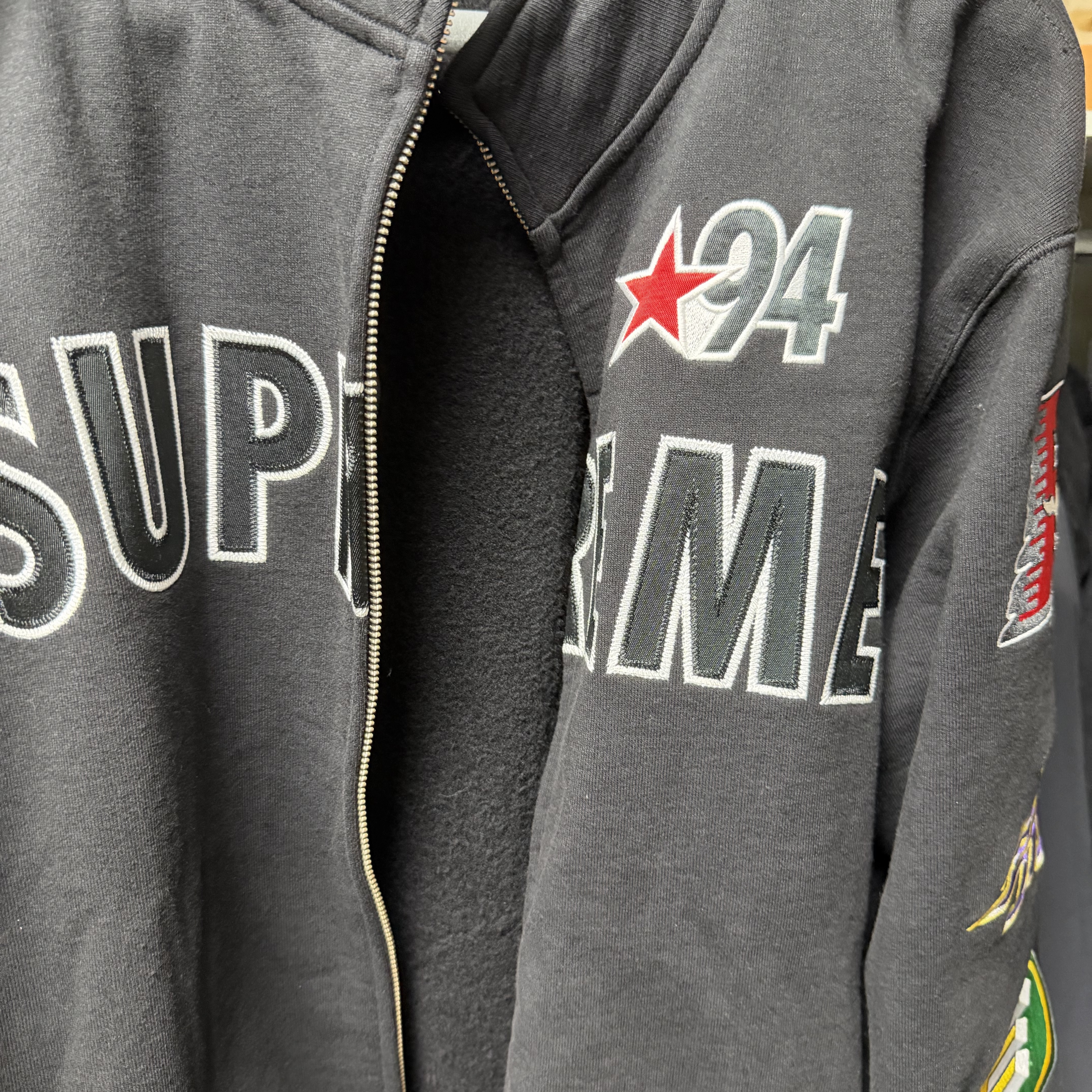 Supreme Mascots Zip Up Sweatshirt Black - 26SS 착용 스타일
