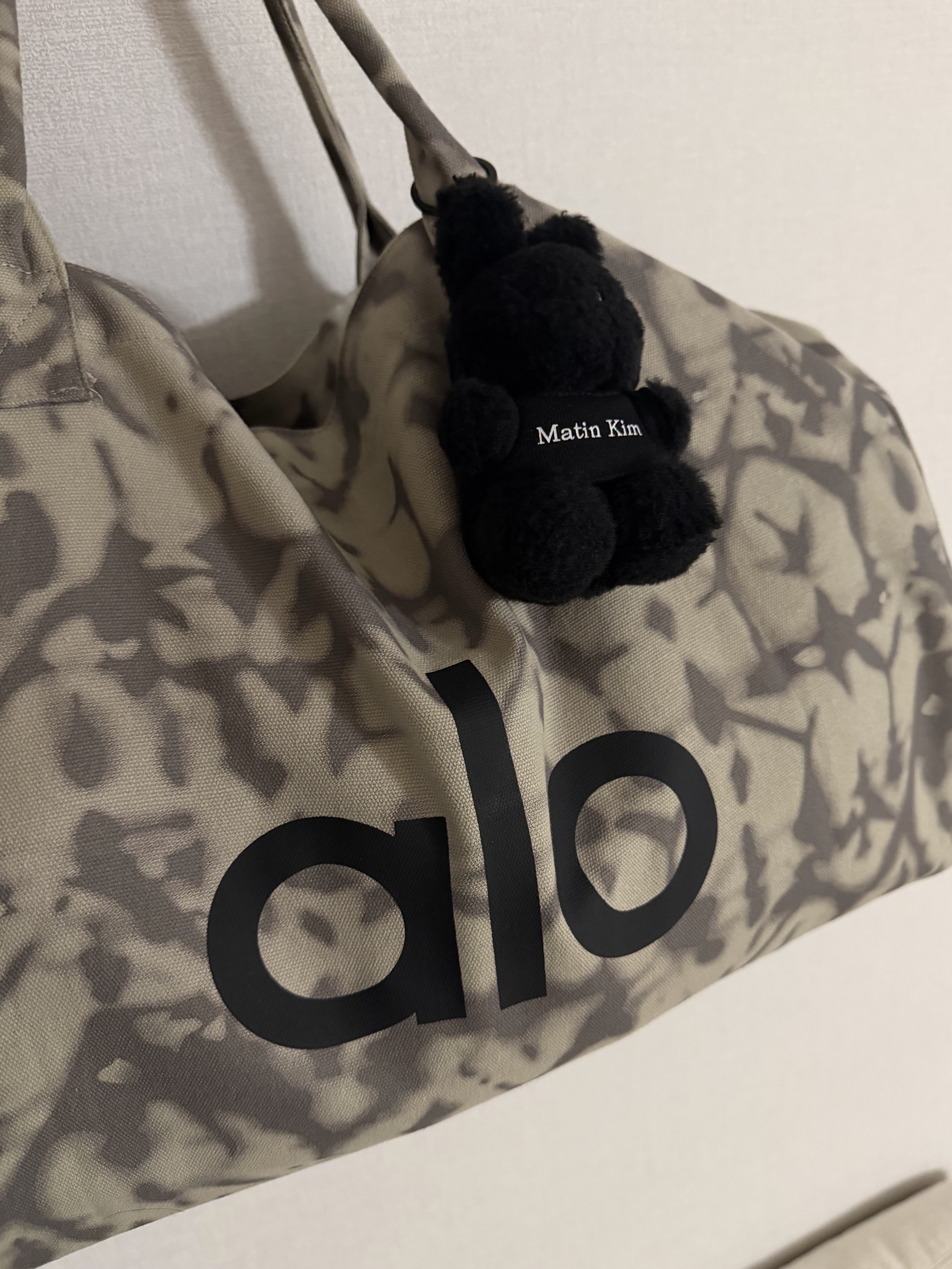 Alo Yoga Iconic Shopper Tote Bag Grey Tiedye, Matin Kim Black Bunny Toy Keyring Black 착용 스타일