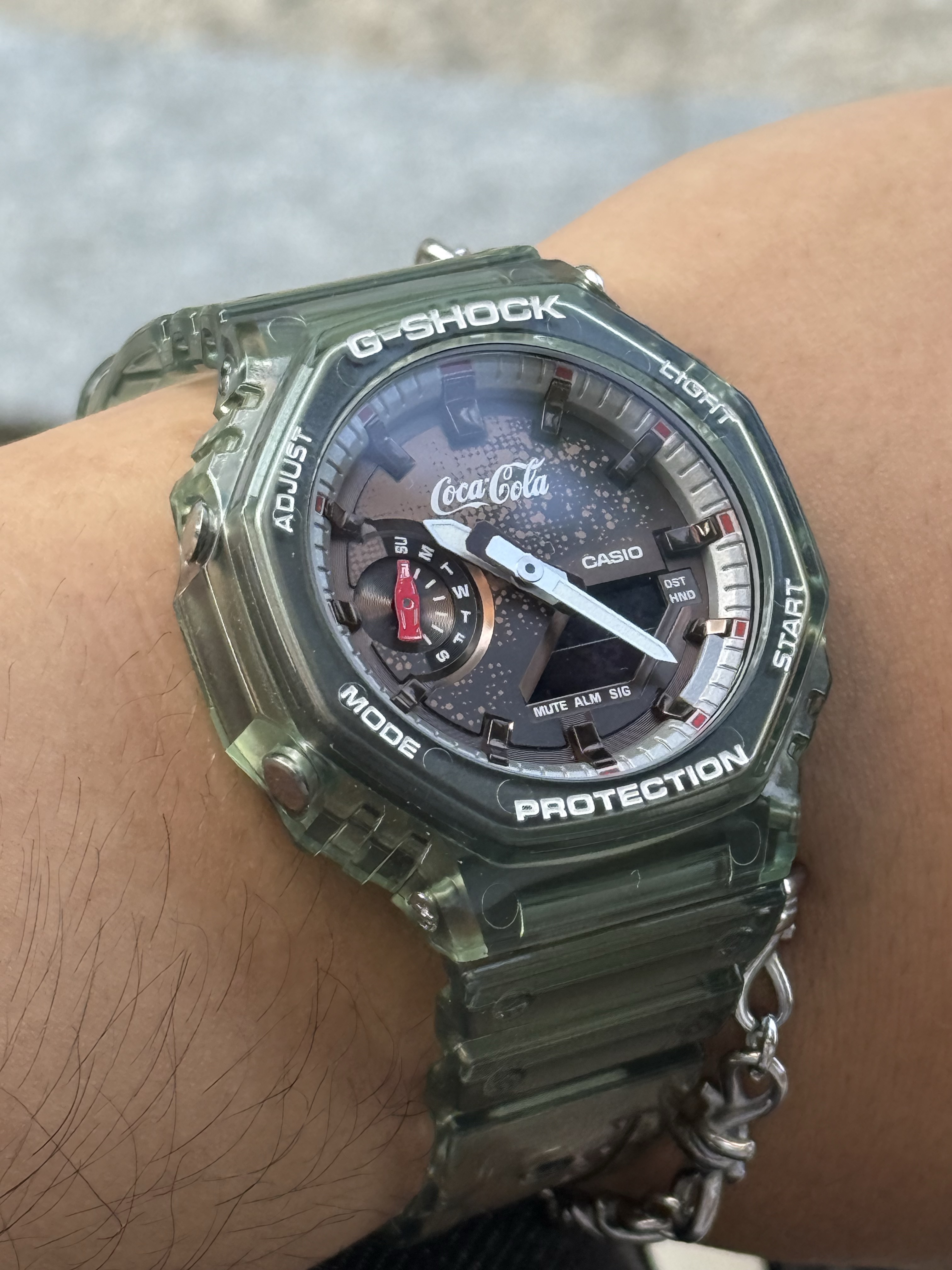 Casio G-Shock x Coca-Cola GA-2100CC-3A 착용 스타일