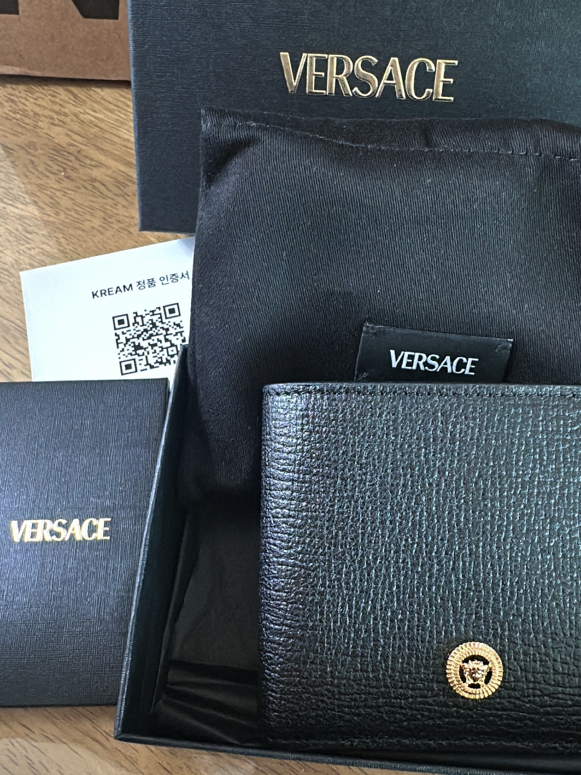 Versace Medusa Biggie Bi-Fold Wallet Black Gold 착용 스타일