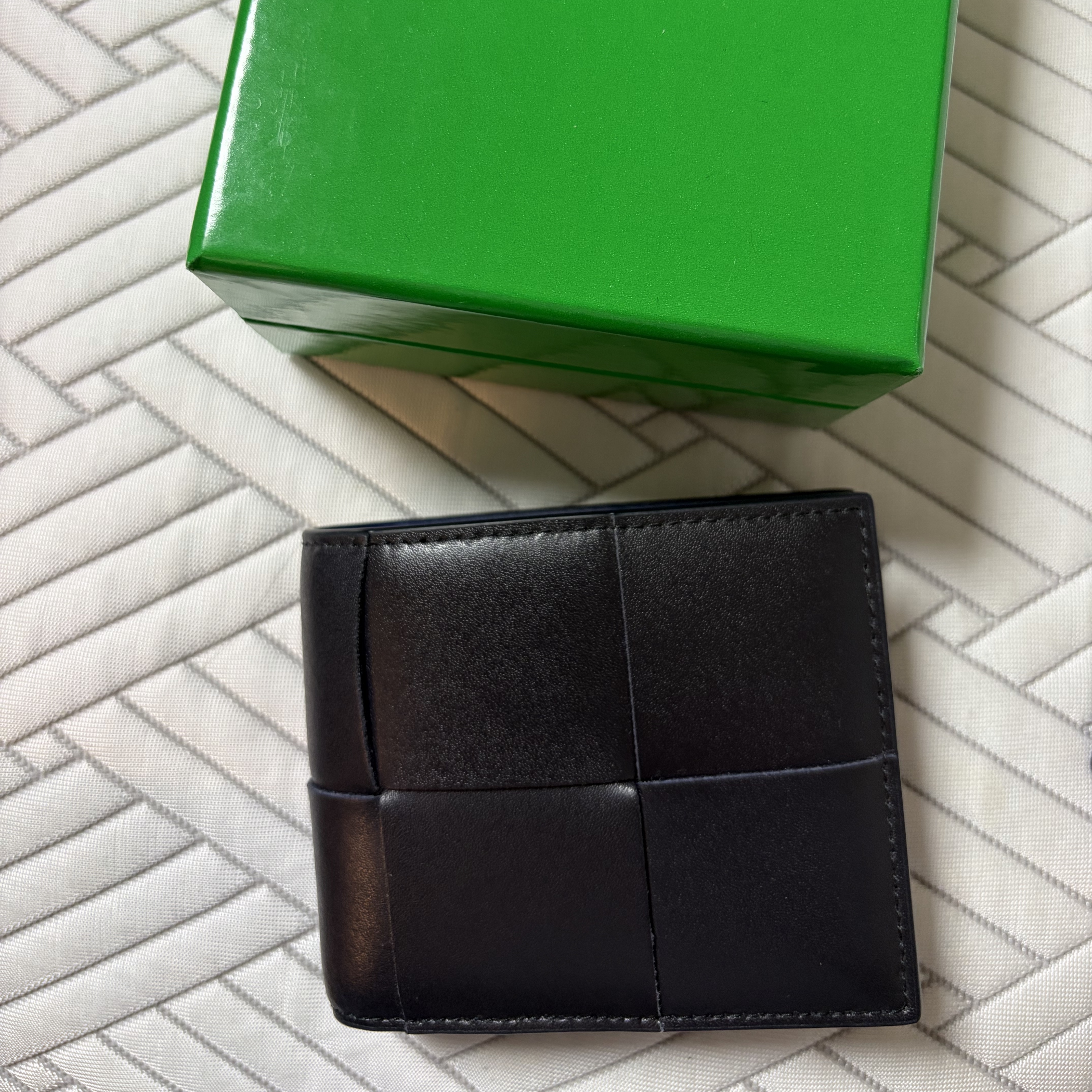 Bottega Veneta Bi-Fold Wallet Black 착용 스타일