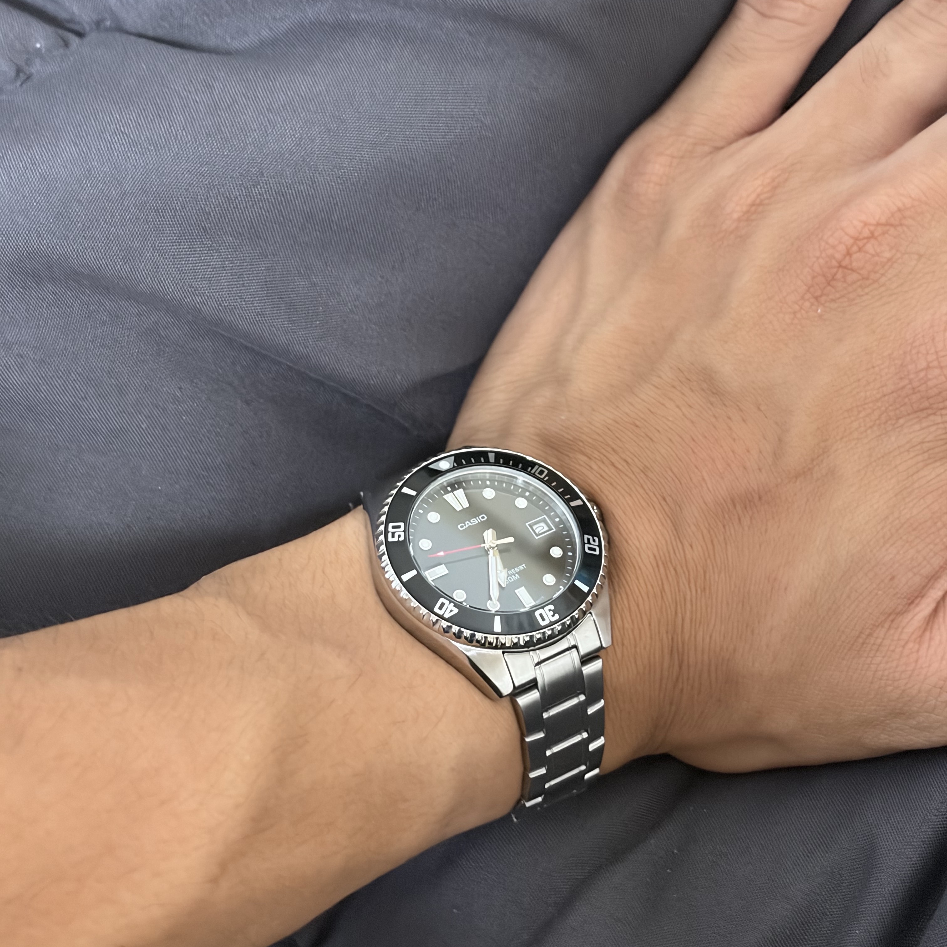 Casio MDV-10D-1A1V 착용 스타일