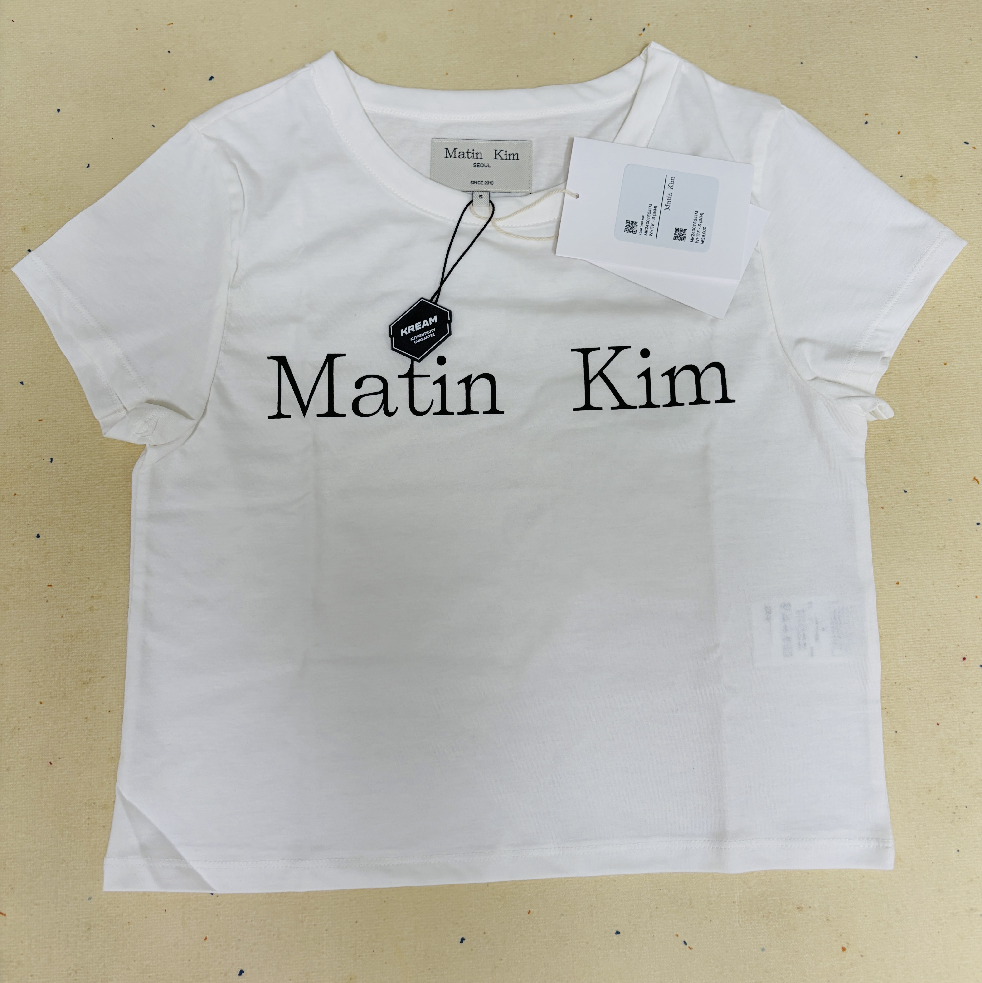 (W) Matin Kim Logo Crop Top White 착용 스타일