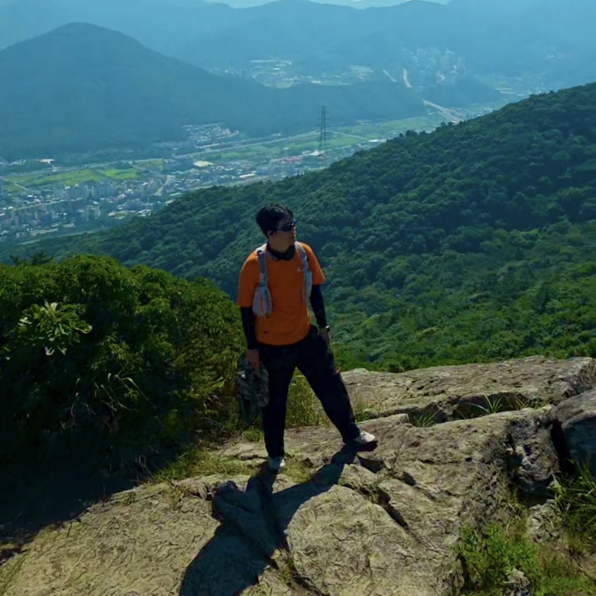 Nike ACG Solar Chase Dri-Fit ADV Trail Running Top Safety Orange Summit White - Asia, Nike ACG Goat Pack Vest 5L Grey Fog Safety Orange (IQ7354-039) 착용 스타일