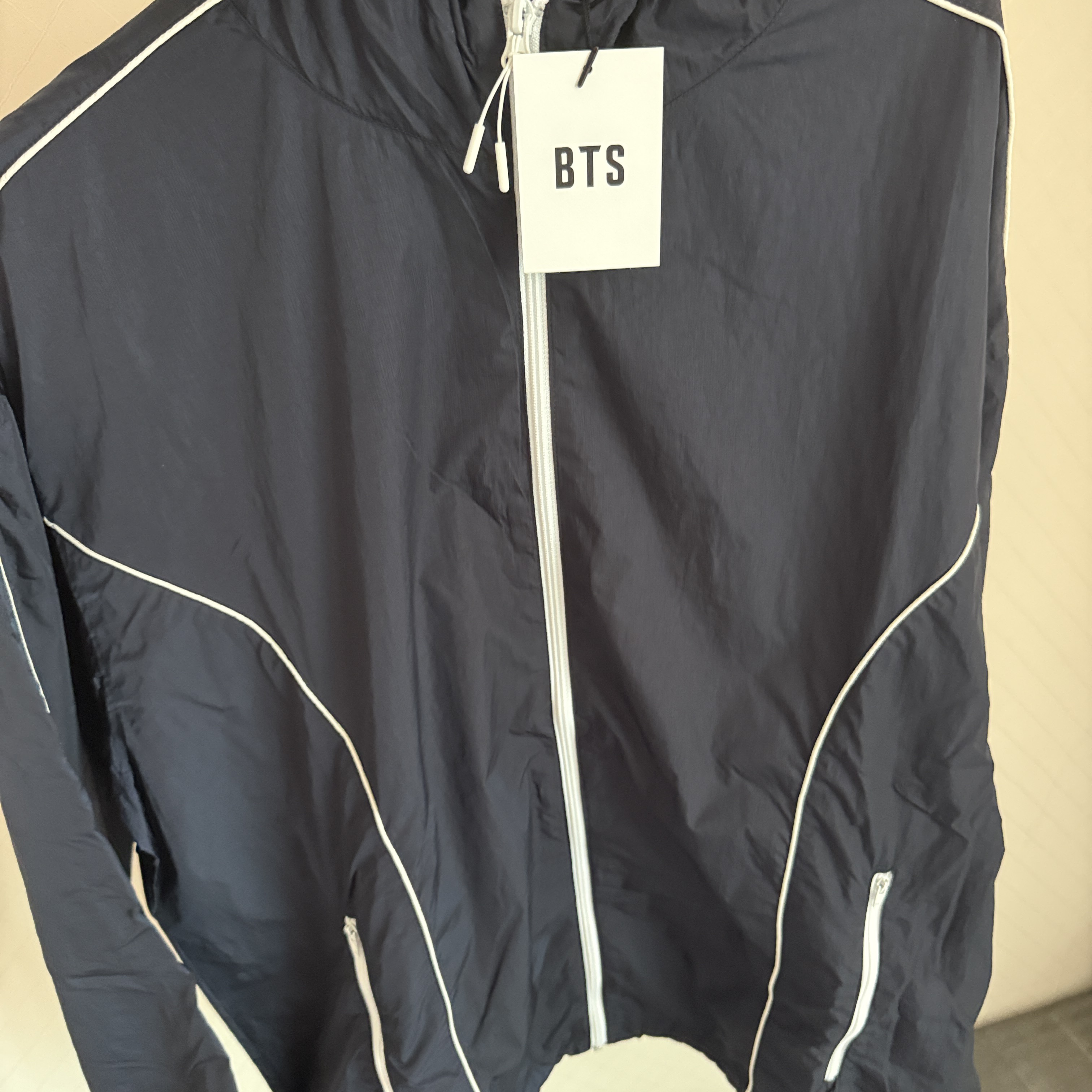 BTS Dive Wind Jacket Navy 착용 스타일 - 3