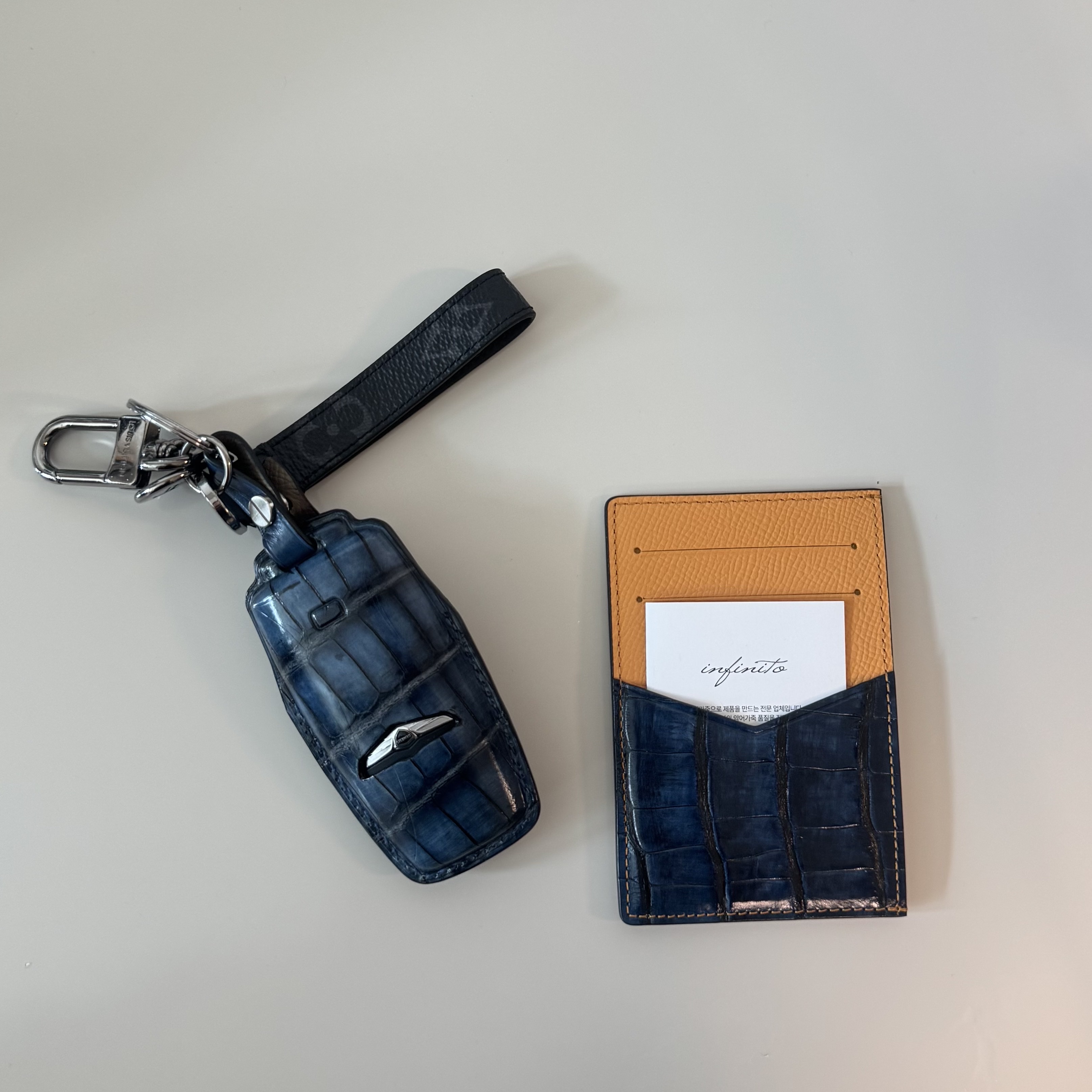 Louis Vuitton Dragonne Bag Charm & Key Holder Monogram Eclipse 착용 스타일
