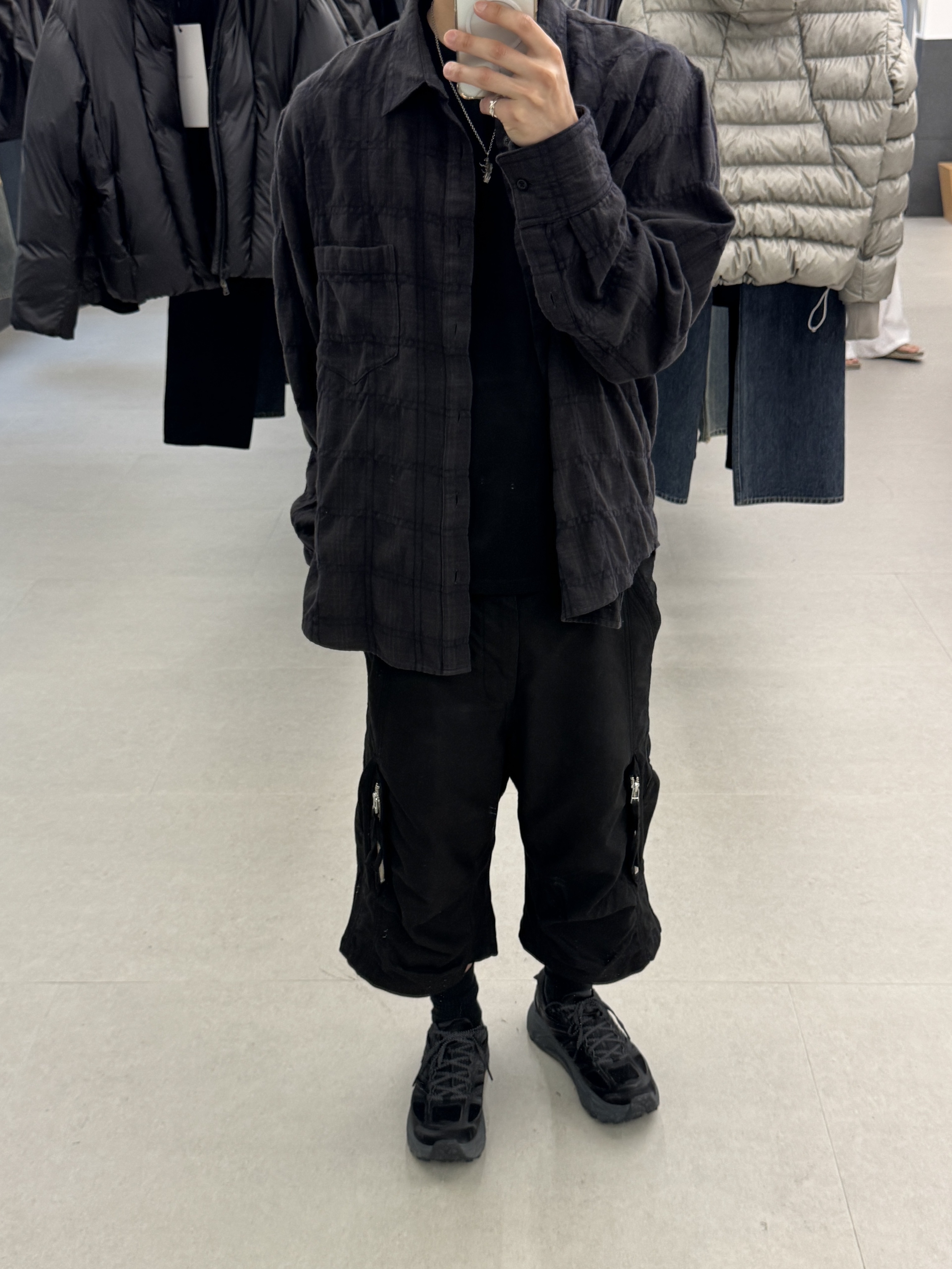 Ignota Core:15 Shell Pocket Shorts Black, Hoka x Xlim Mafate Speed 2 TS Black Charcoal 착용 스타일 - 2