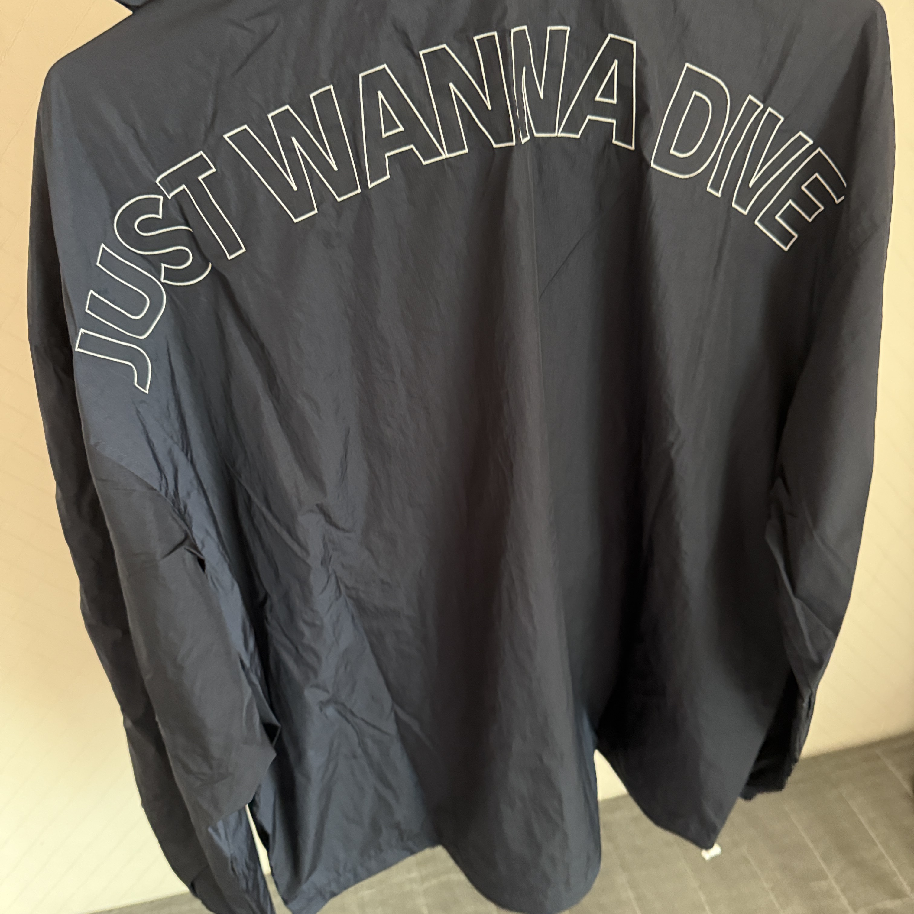 BTS Dive Wind Jacket Navy 착용 스타일 - 4