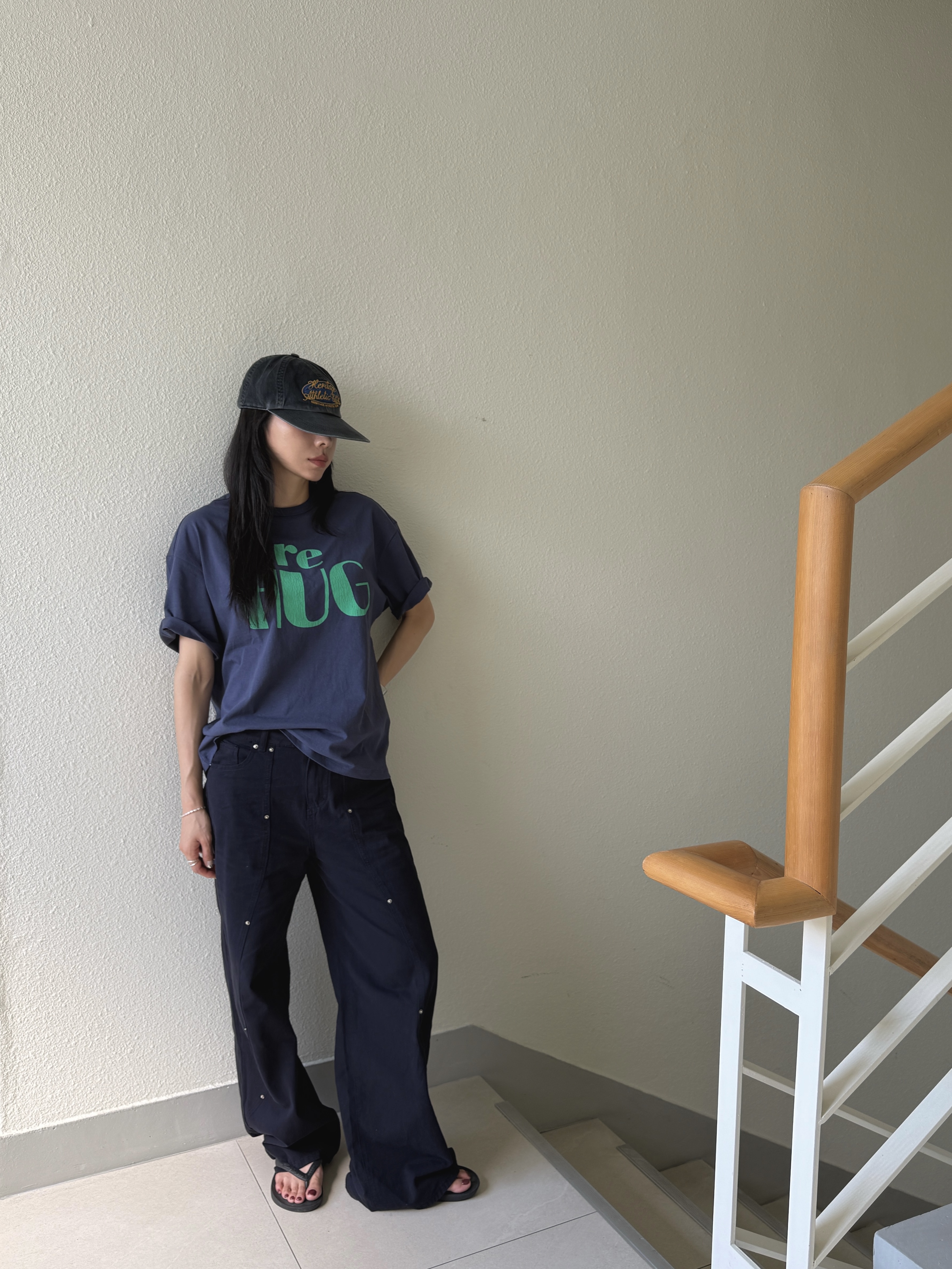UNIVERSE GARMENT UNIVERSE SIGN LONG BILL WASHING CAP Charcoal Grey, UNIVERSE GARMENT RE HUG Crack T-Shirt Navy 착용 스타일 - 6