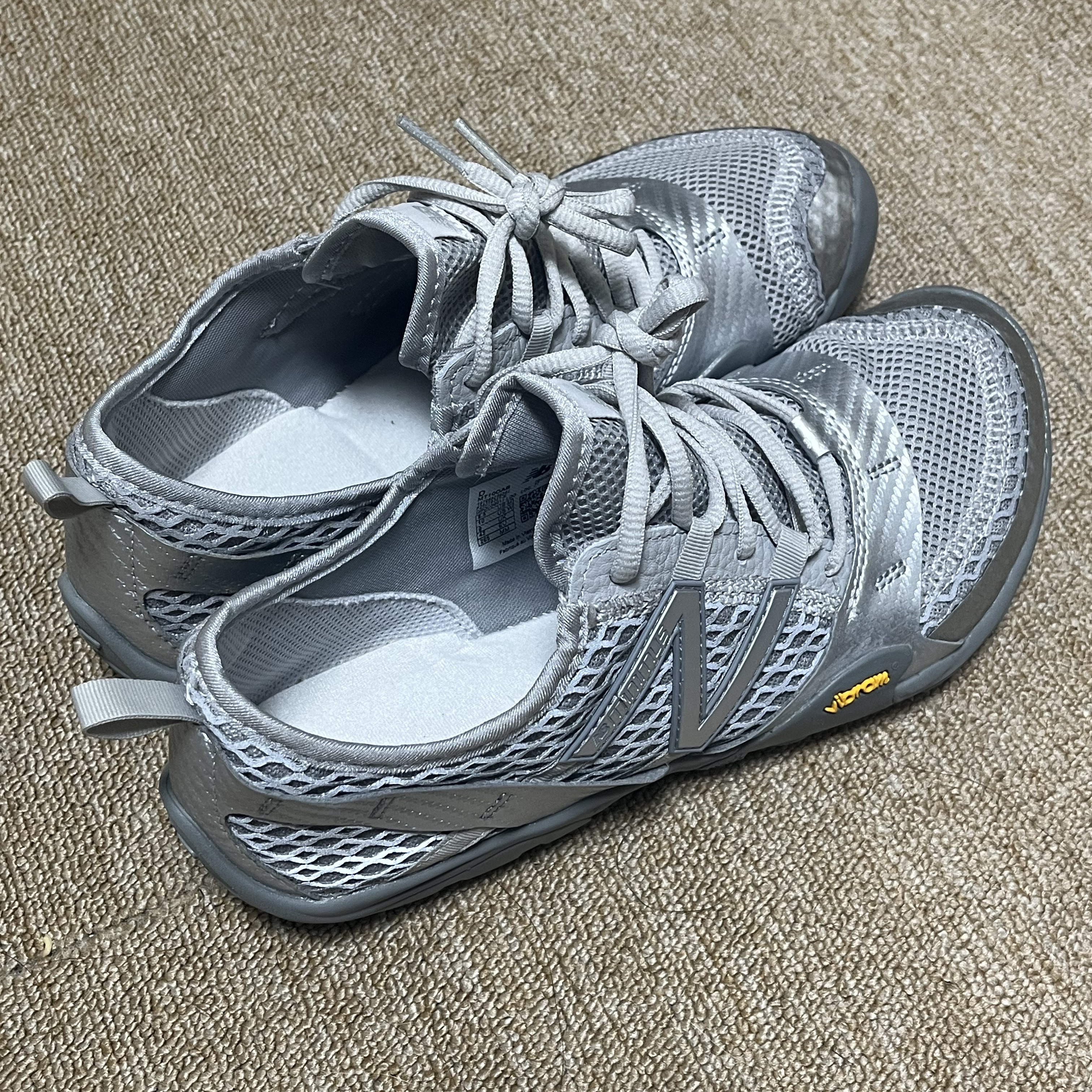 New Balance Minimus MT10O Slate Grey Silver Metallic 착용 스타일