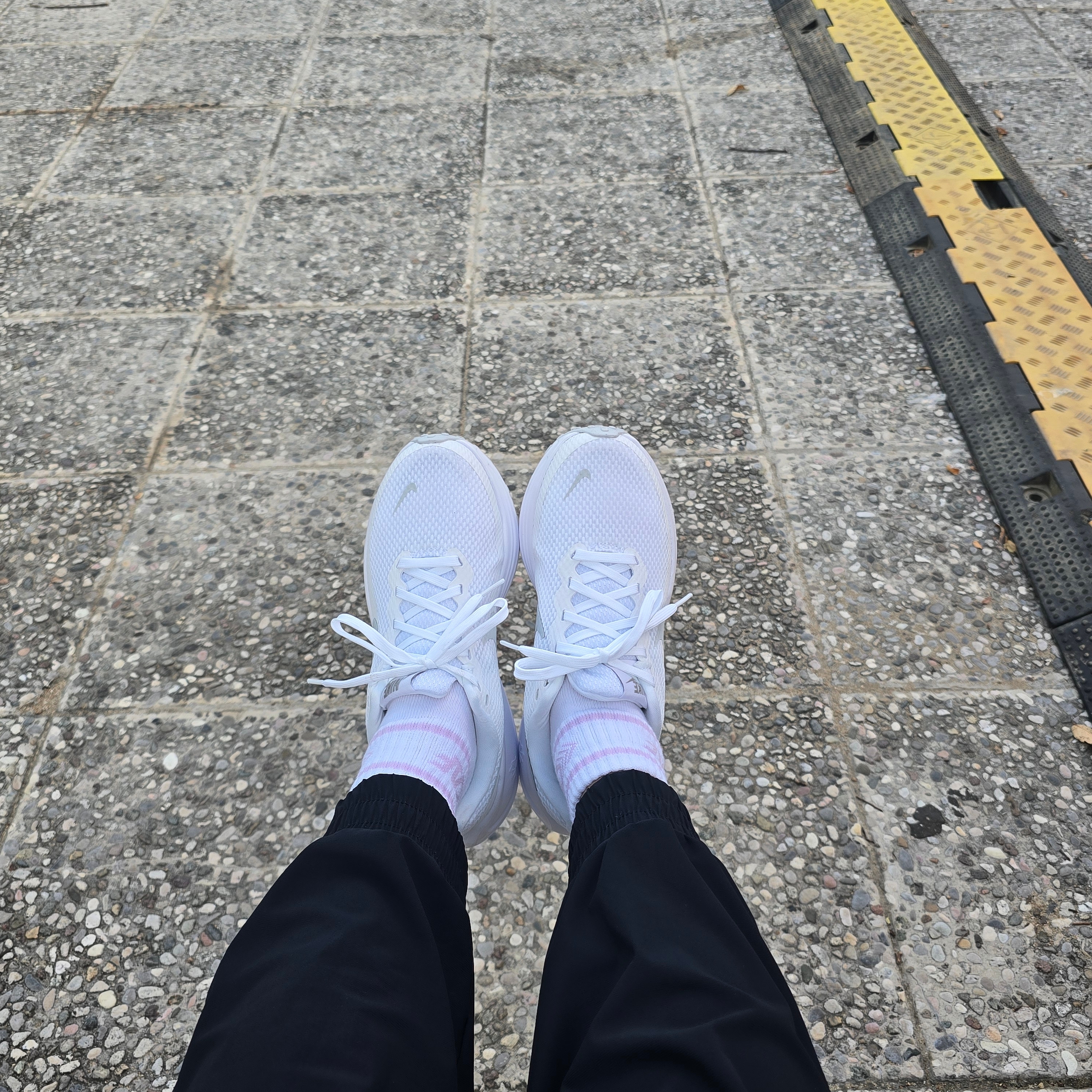 (W) Nike Revolution 8 White Pure Platinum 착용 스타일 - 2