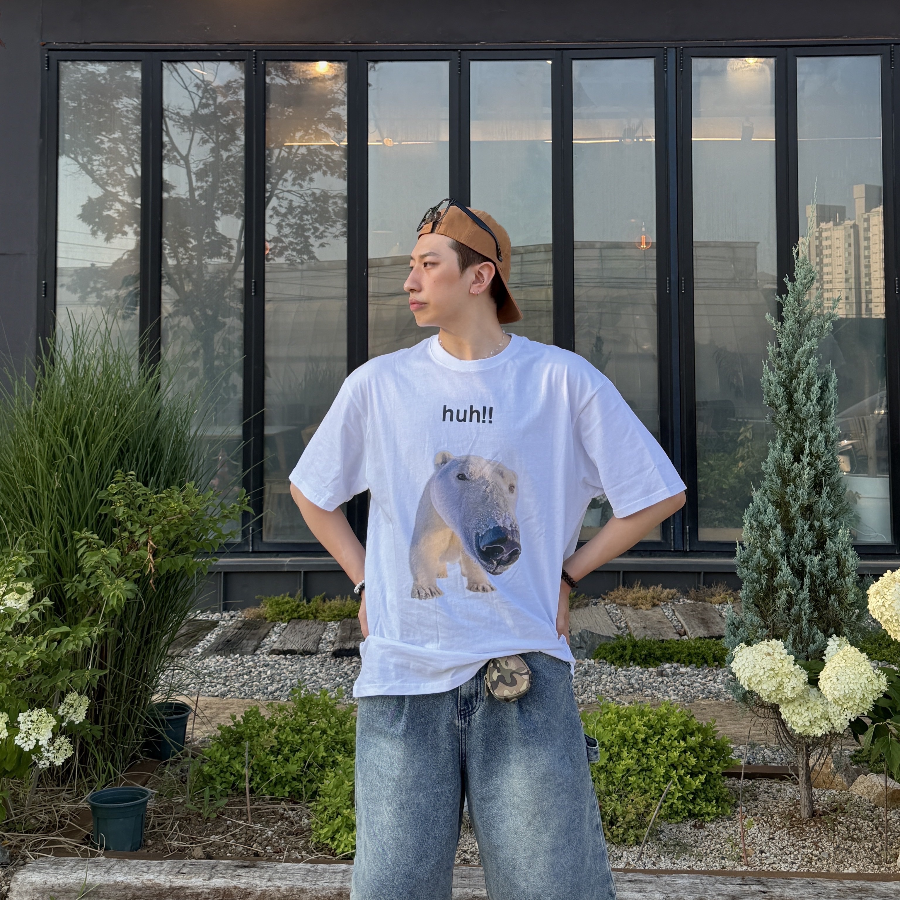 Suade Huh Tee White 착용 스타일 - 4