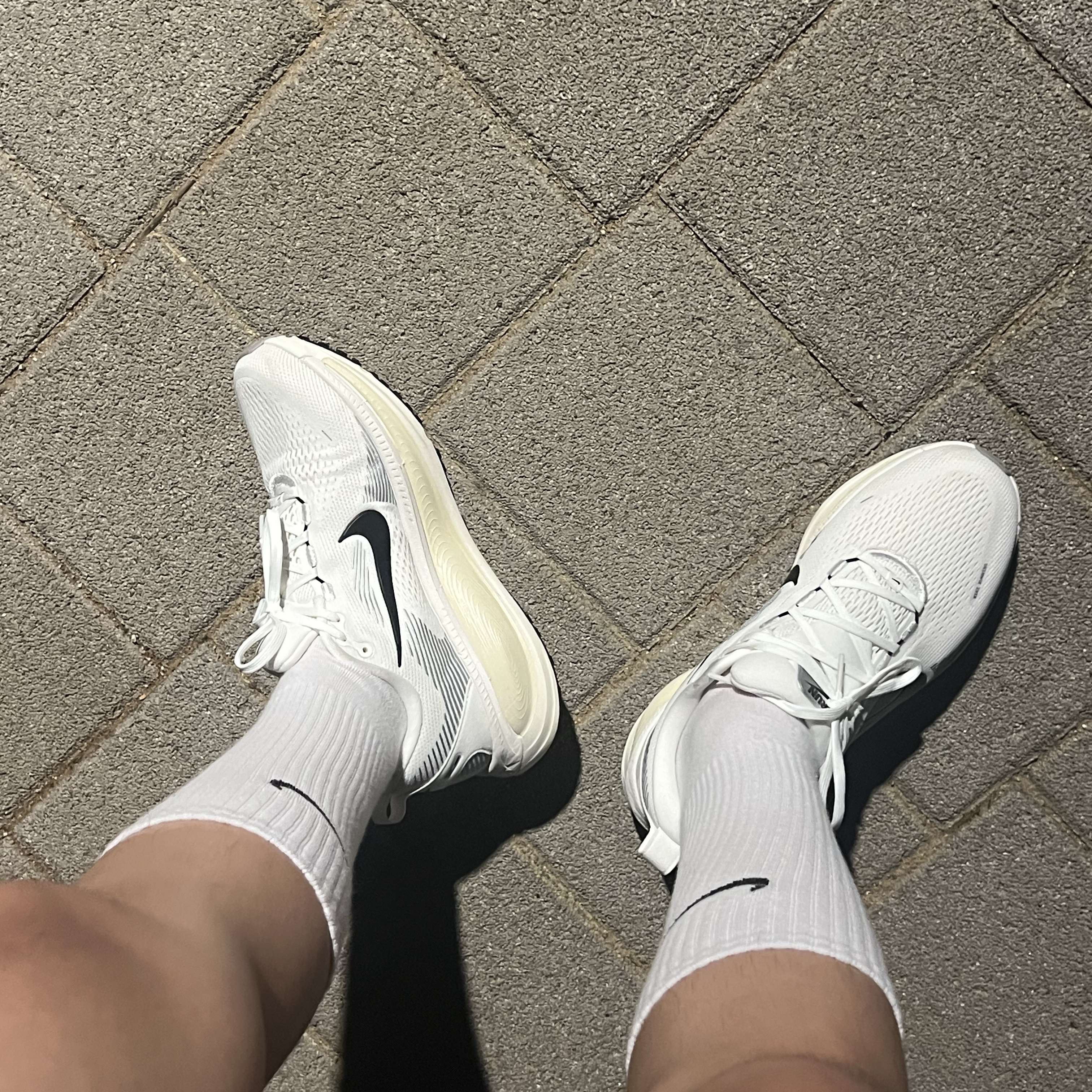 Nike Vomero 18 Summit White Coconut Milk 착용 스타일
