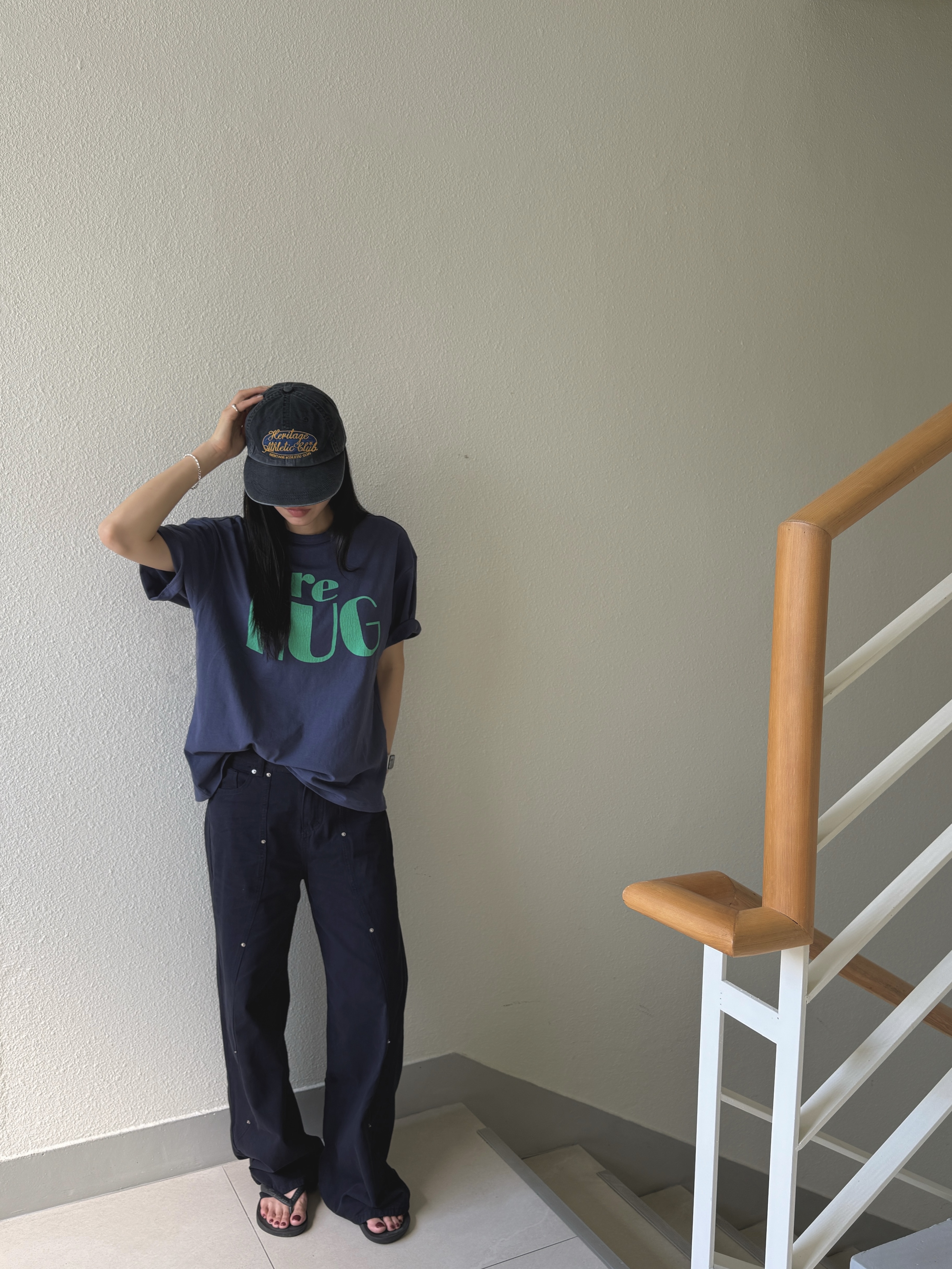 UNIVERSE GARMENT UNIVERSE SIGN LONG BILL WASHING CAP Charcoal Grey, UNIVERSE GARMENT RE HUG Crack T-Shirt Navy 착용 스타일 - 2