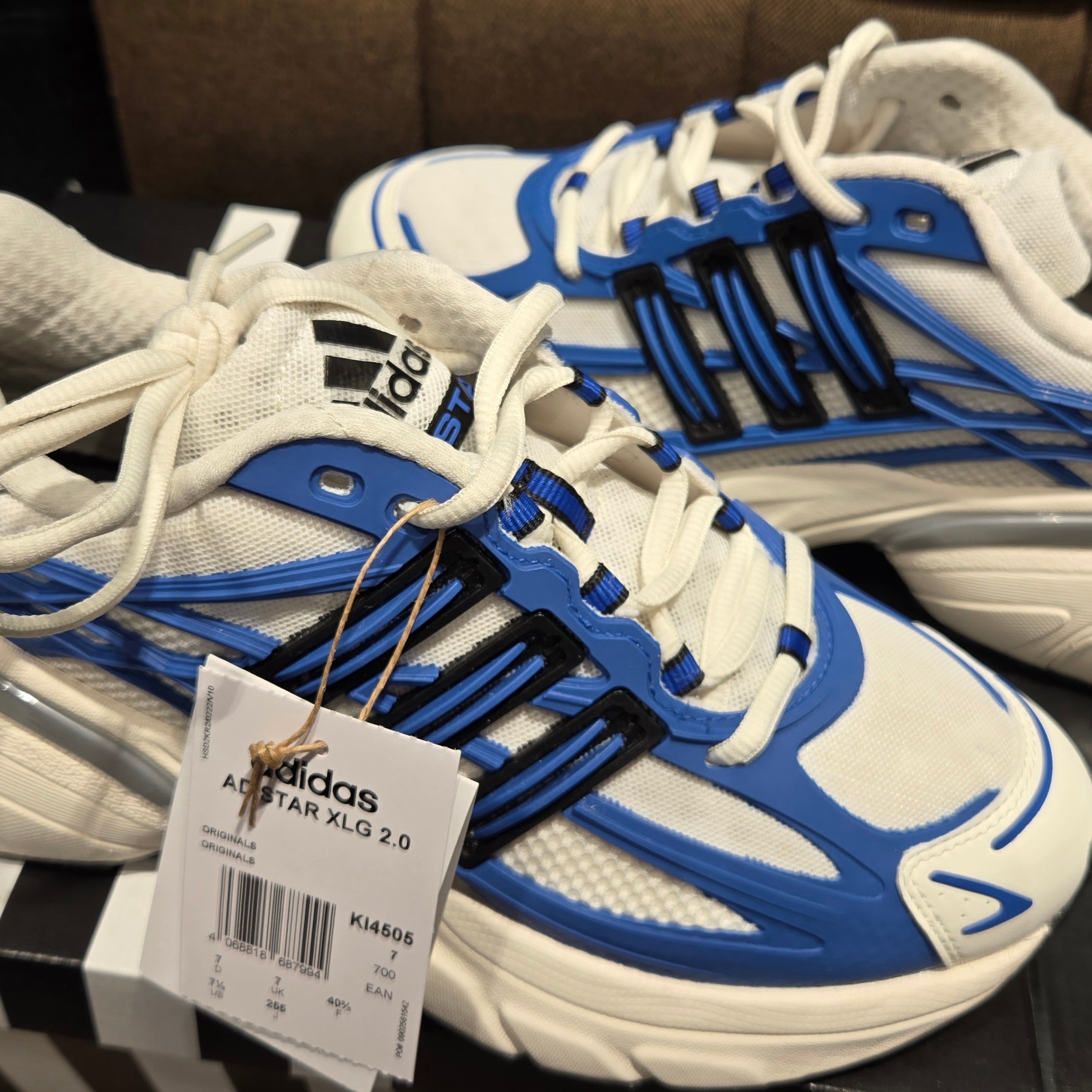 Adidas Adistar XLG 2.0 White Hi-Res Blue 착용 스타일 - 2