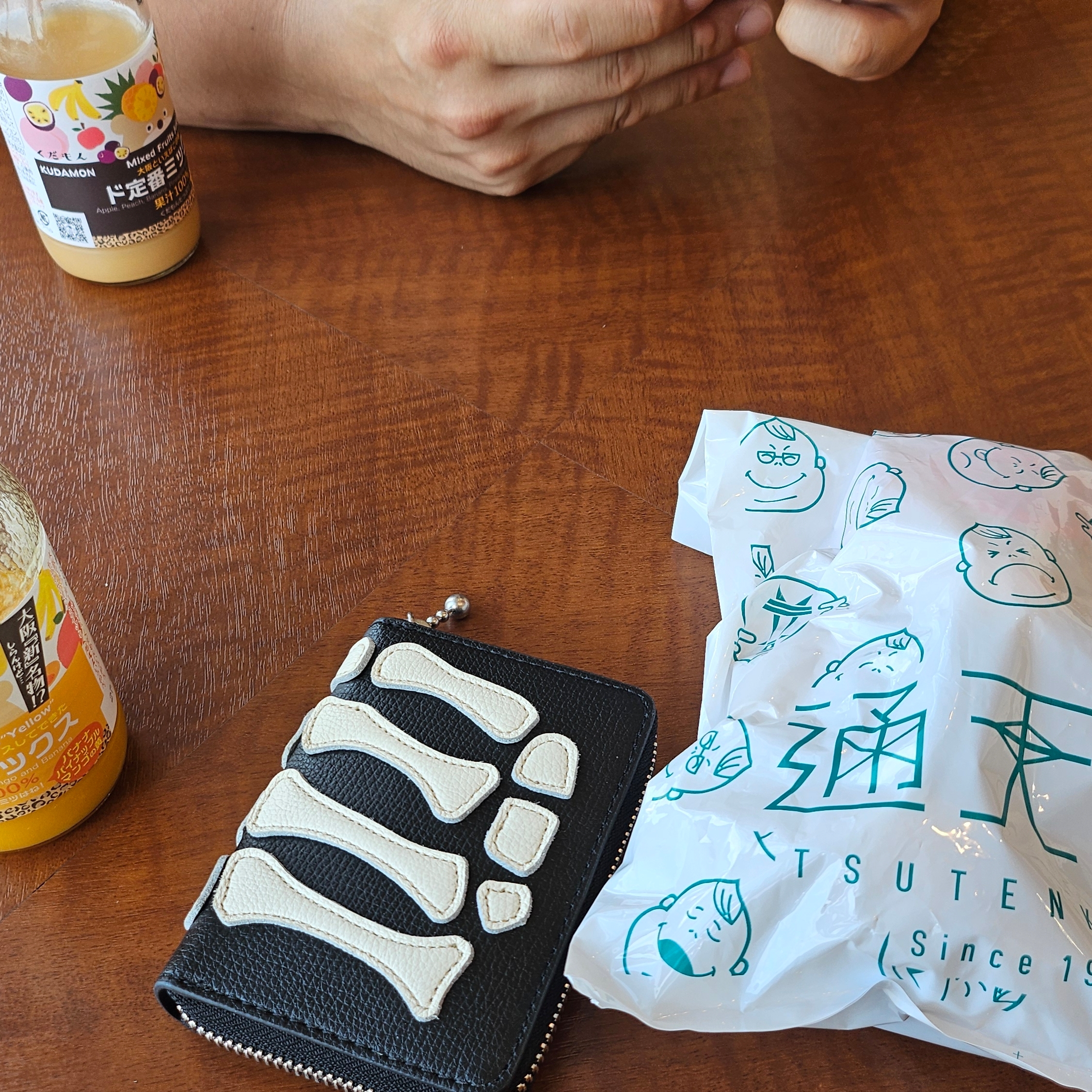 Kapital Thumbs Up Bone Hand Zip Mini Wallet Black 착용 스타일