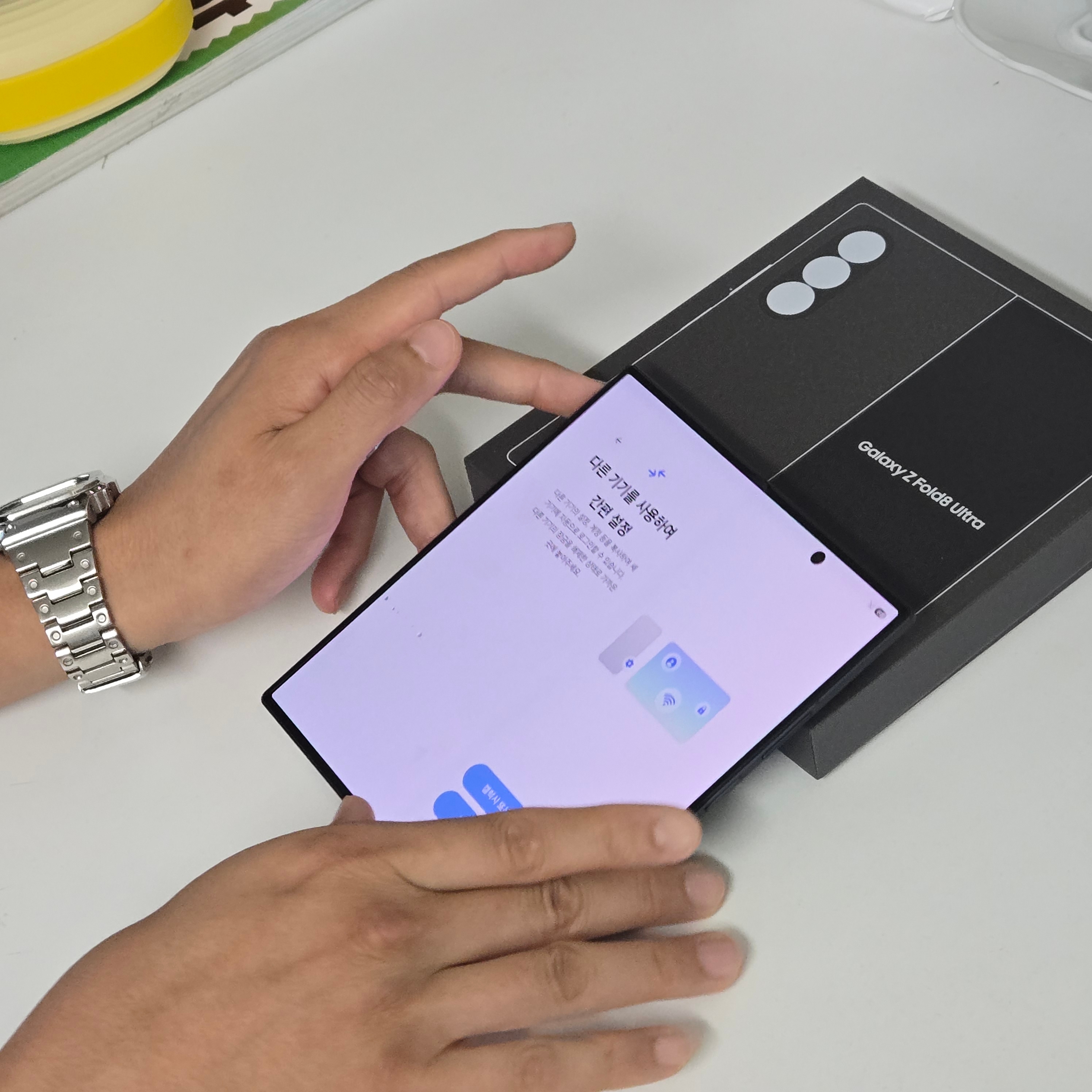 Samsung Galaxy Z Fold6 1TB Silver Shadow (Korean Ver.), Casio G-Shock GMW-B5000D-1 착용 스타일 - 2