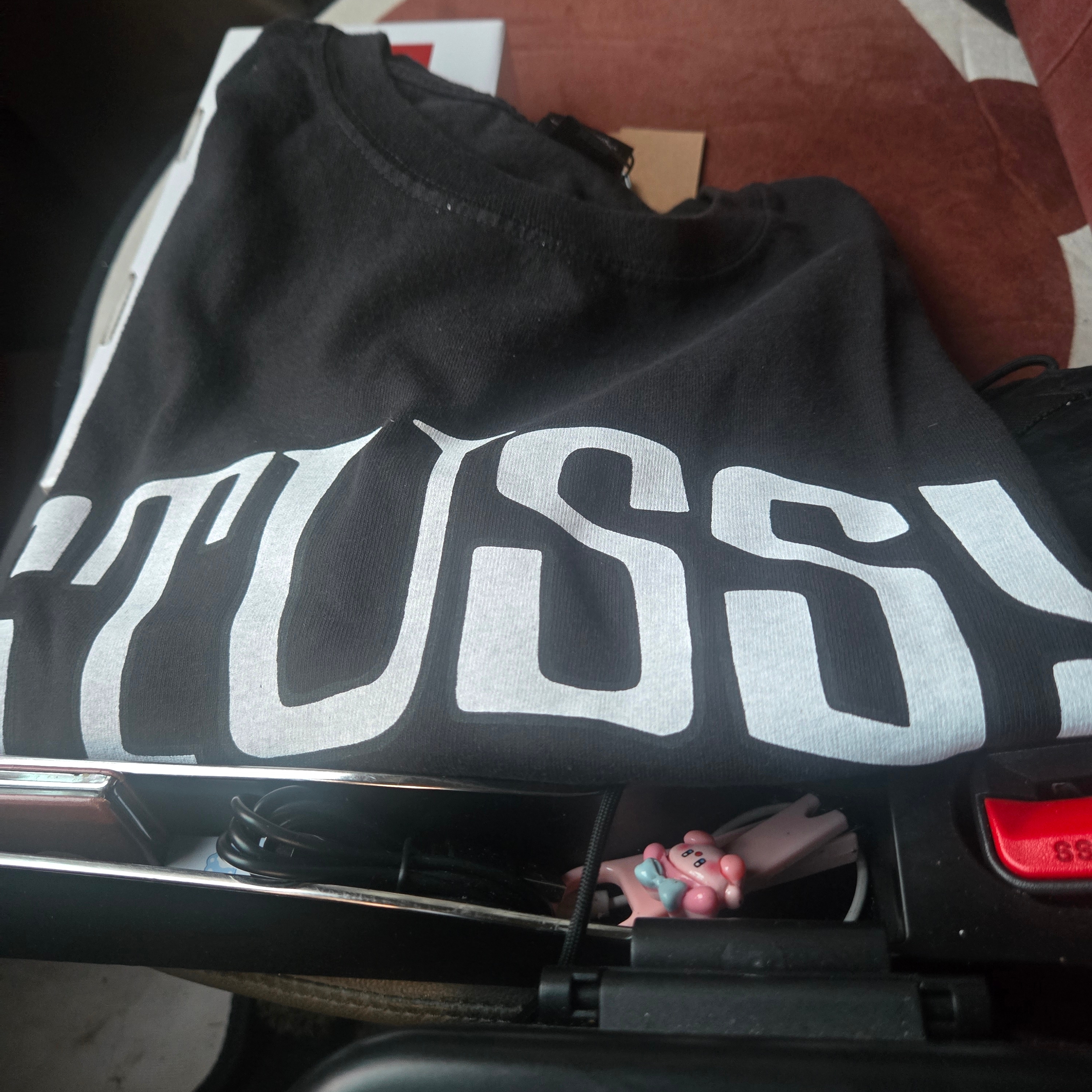 Stussy Pigment Dyed Arched T-shirt Black 착용 스타일