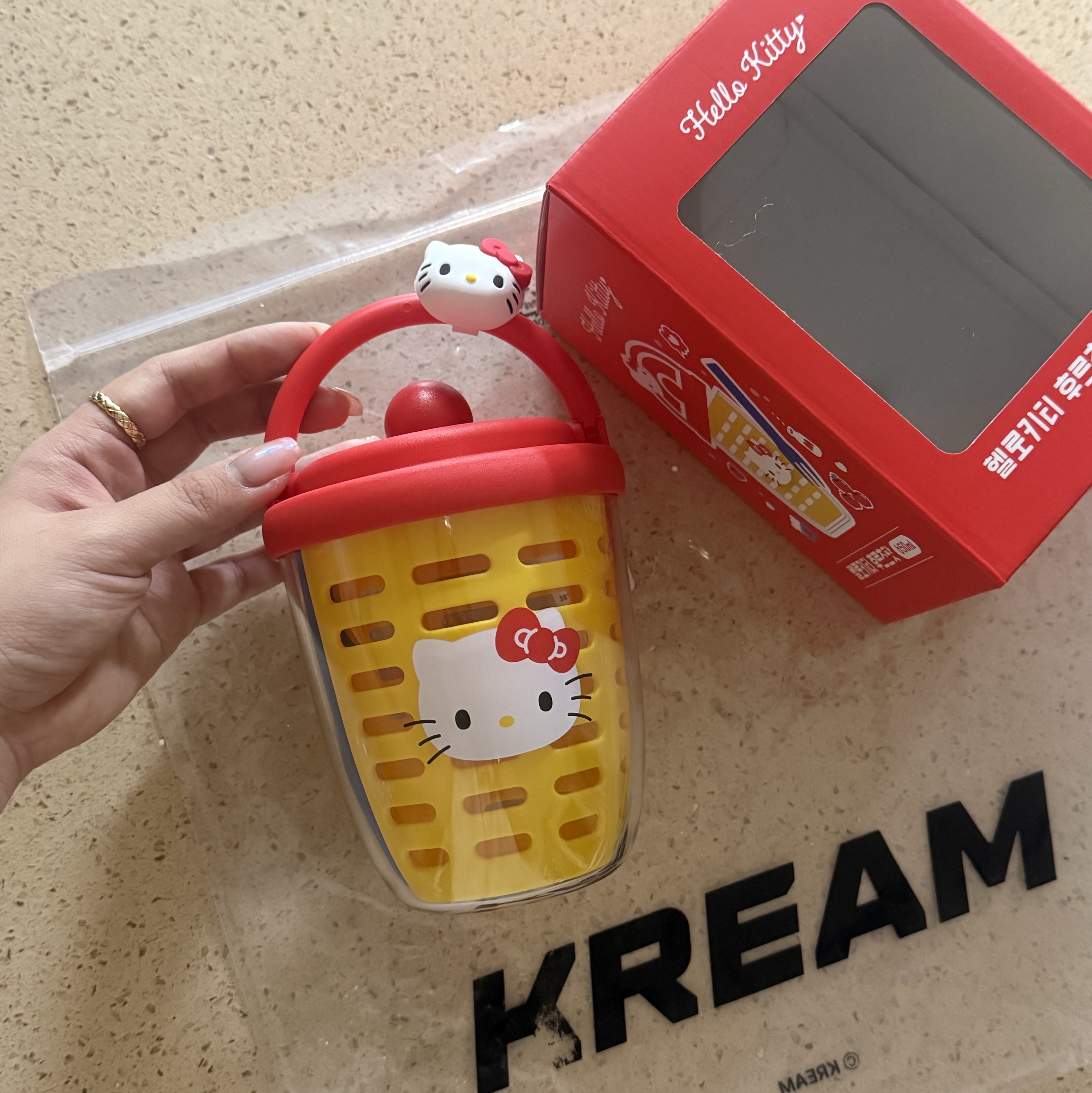 Sanrio x 7-Eleven Hello Kitty Fruits Pot 착용 스타일