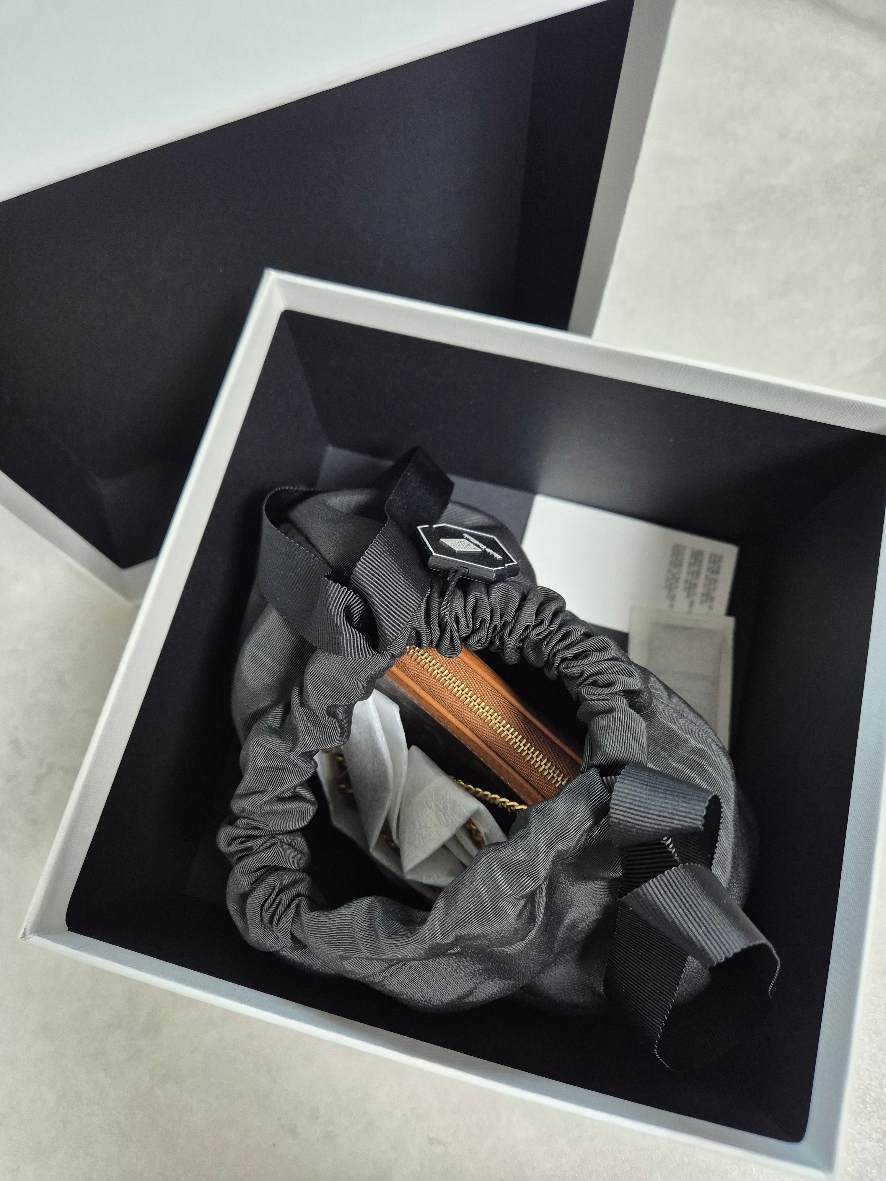 Celine Clutch with Chain in Triomphe Canvas and Lambskin Tan 착용 스타일 - 1