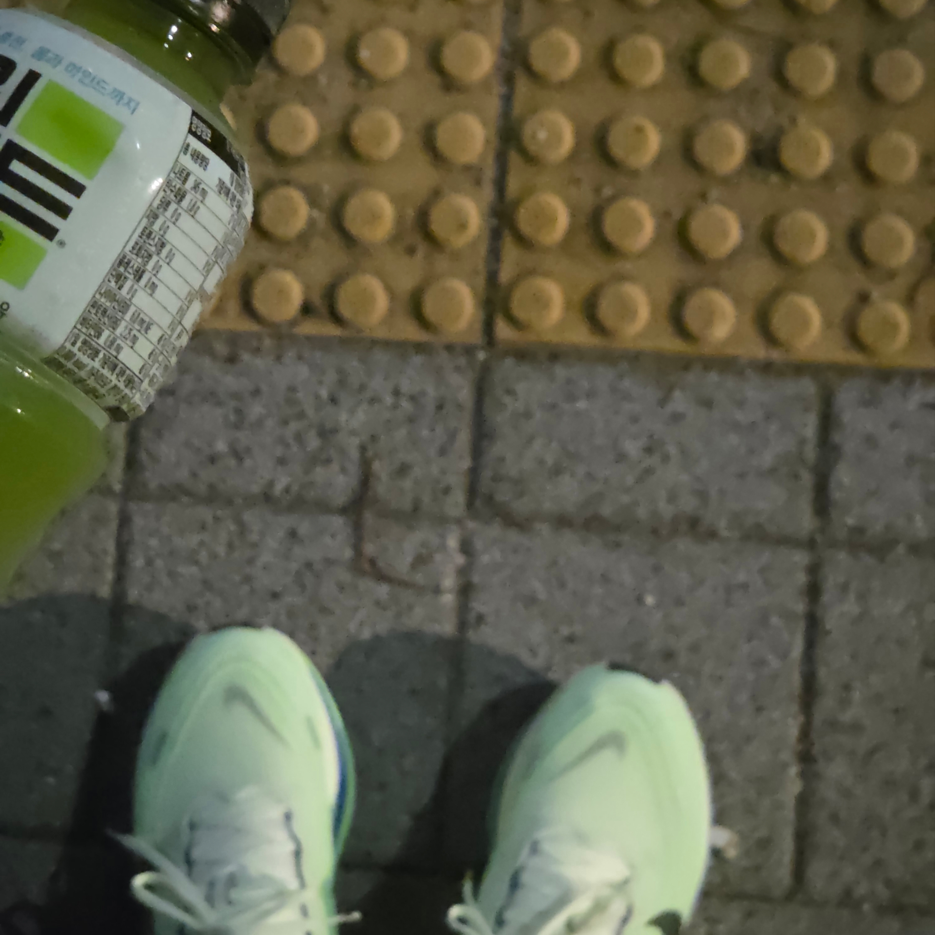 Nike Vomero Plus Volt Tint Lime Blast 착용 스타일